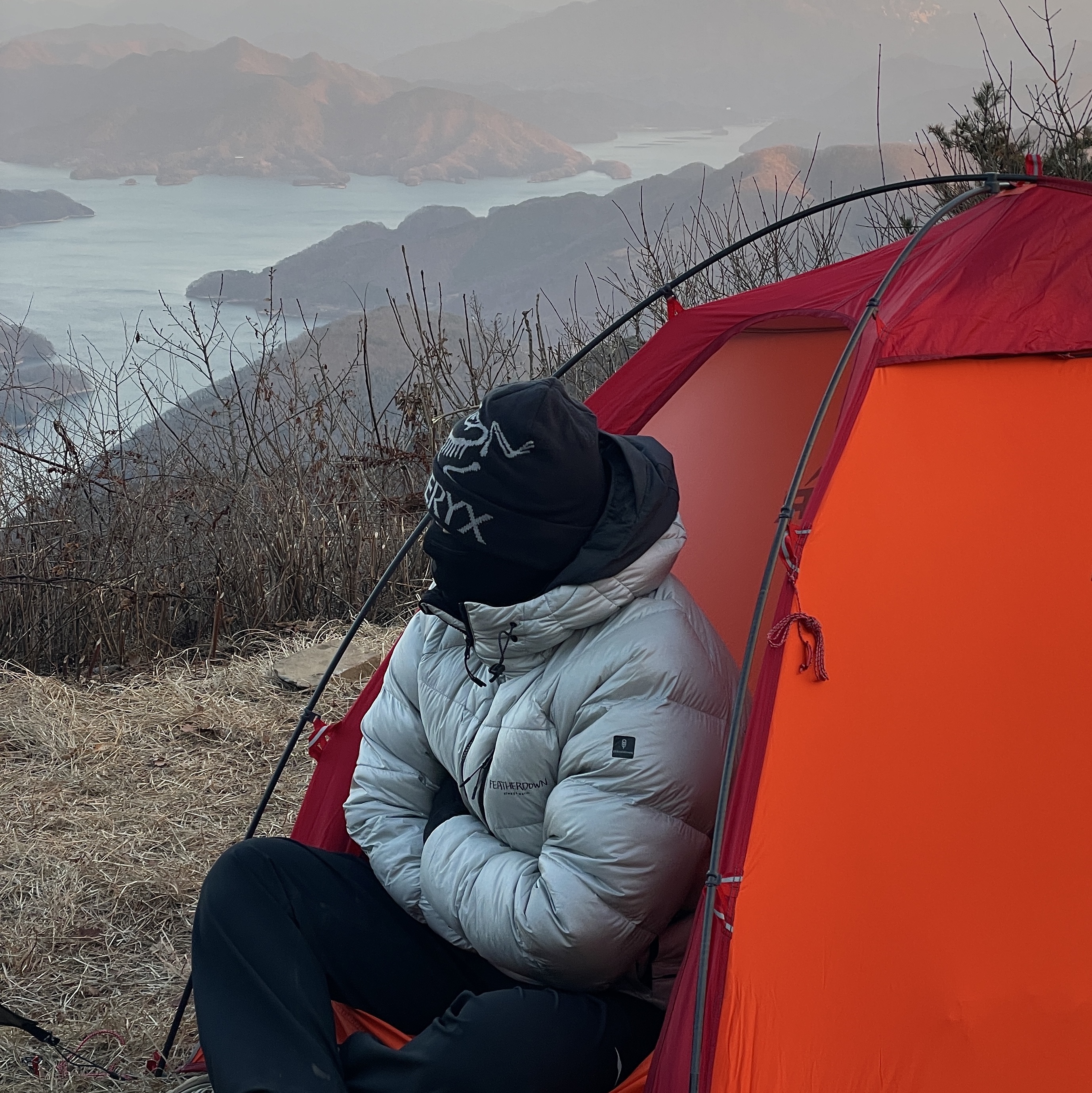 Arc'teryx Bird Word Toque Black Void, Salomon XT-6 GTX Safari Black 착용 스타일 - 1