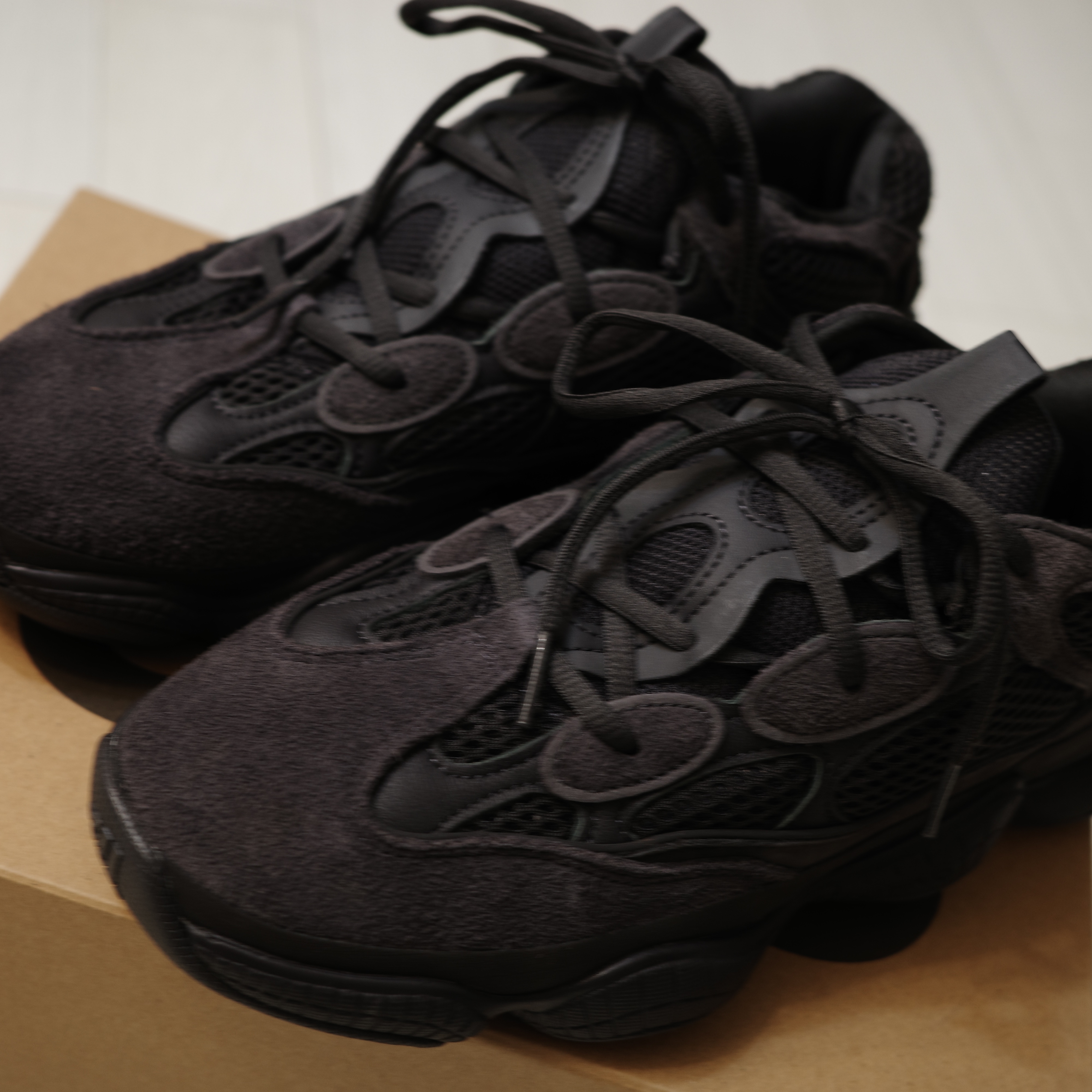 Adidas Yeezy 500 Utility Black 2022/2023 착용 스타일