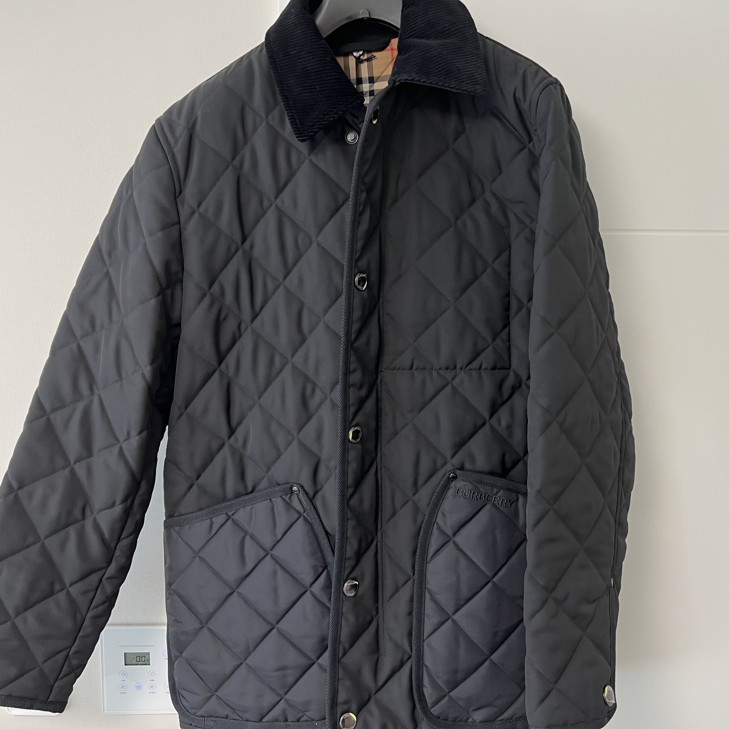 Burberry Corduroy Collar Diamond Quilted Barn Jacket Black 착용 스타일