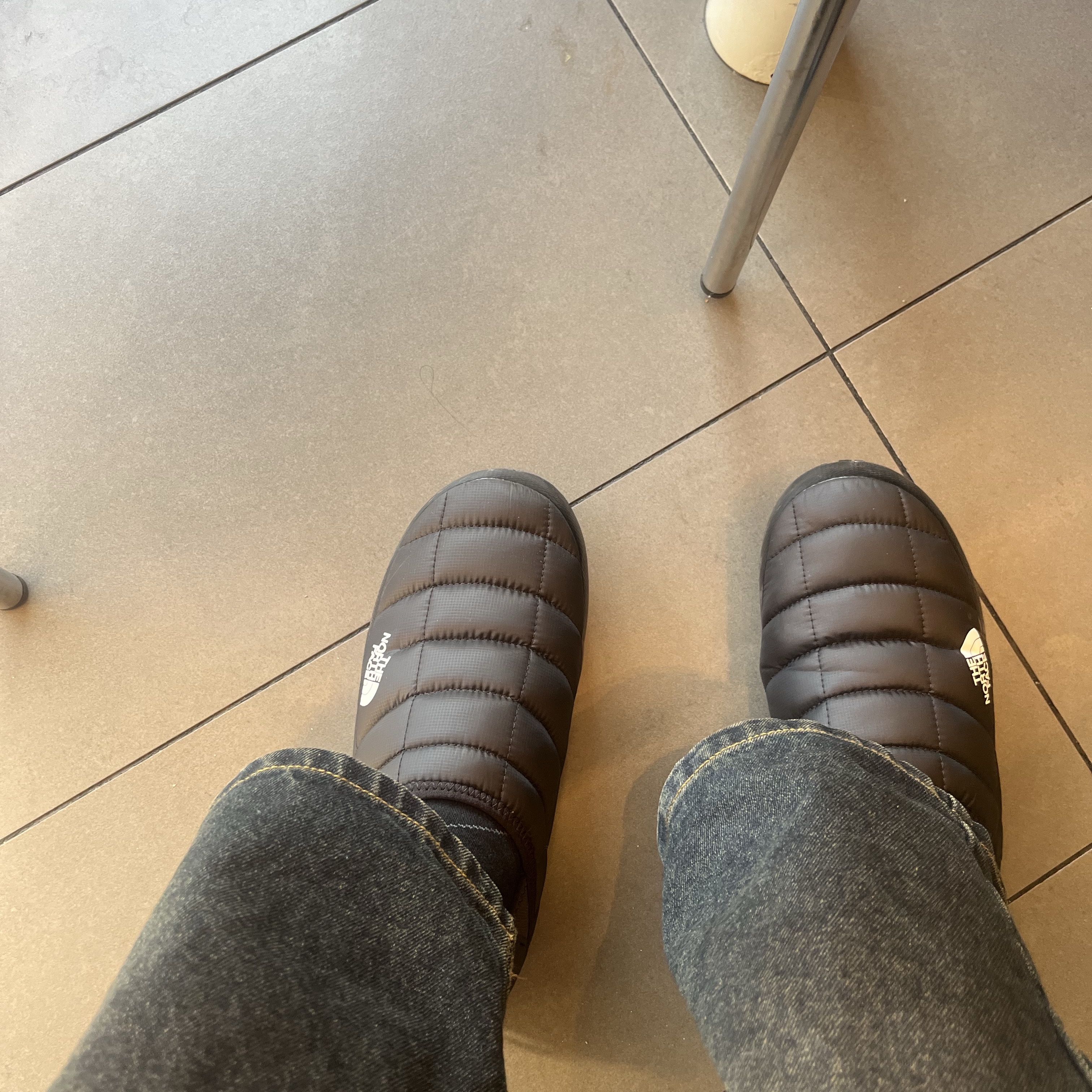 The North Face Thermoball Traction Mule V Black 착용 스타일