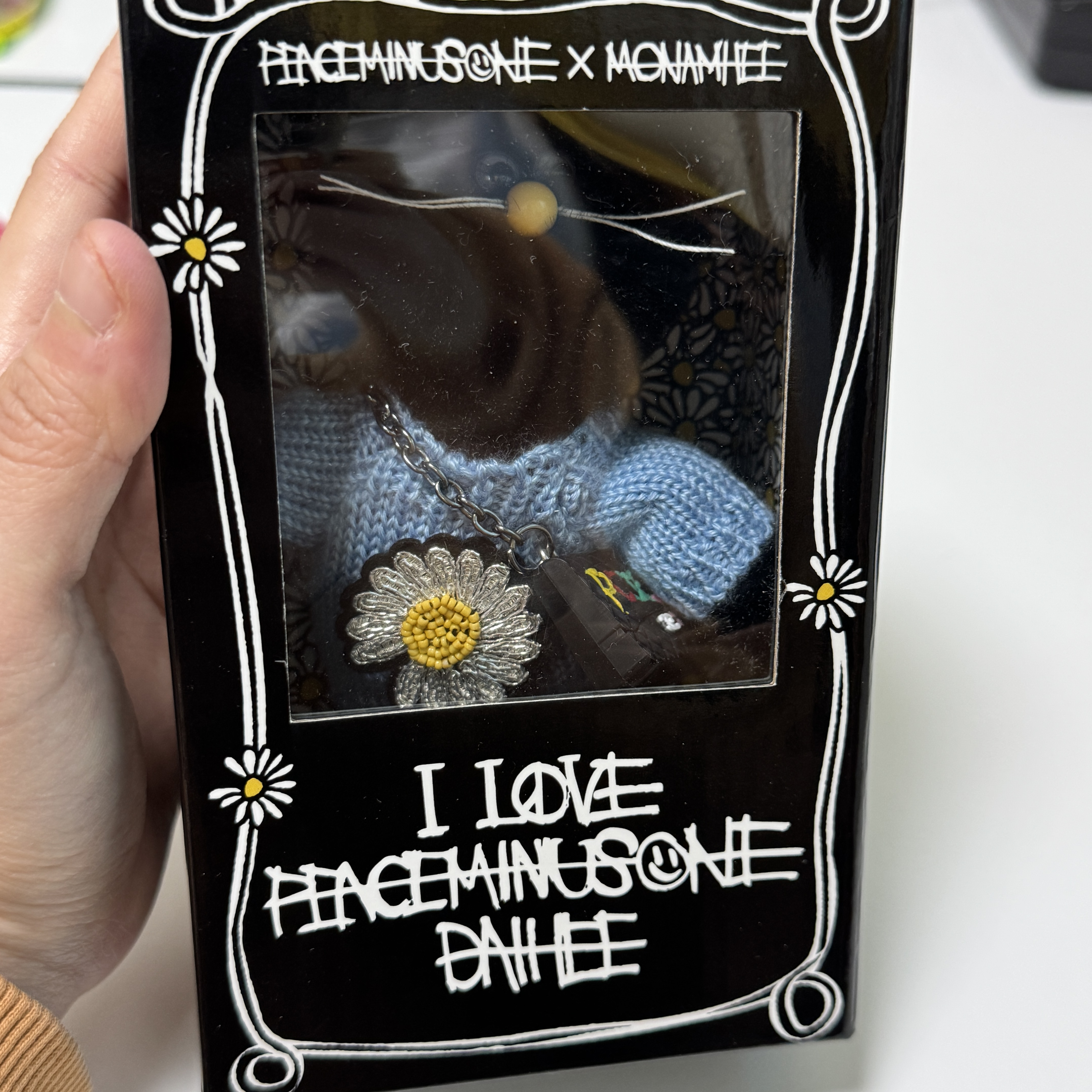 Monamhee x Peaceminusone Daihee Plush Keyring 착용 스타일 - 2