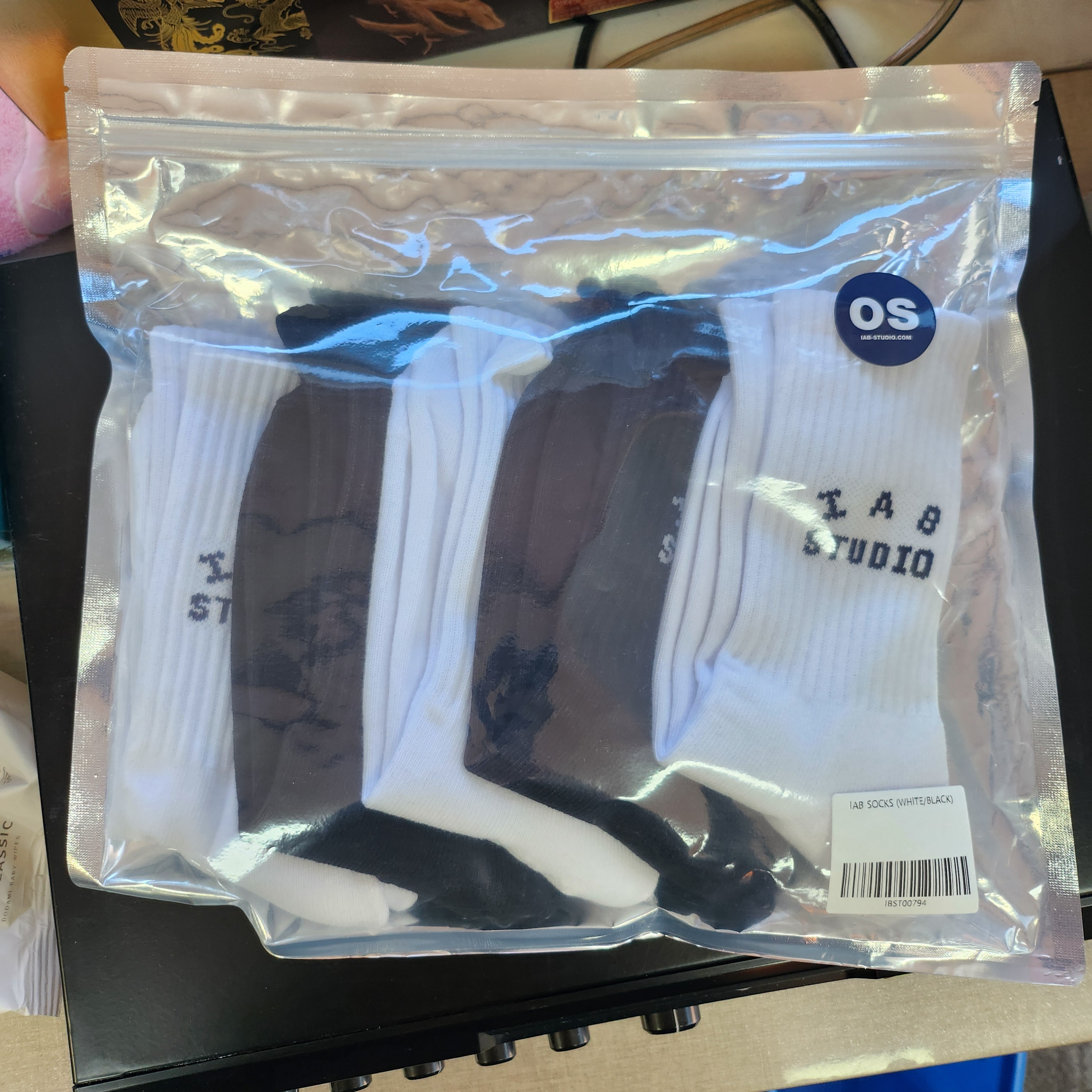 IAB Studio Socks White Black (5 Pack) 착용 스타일