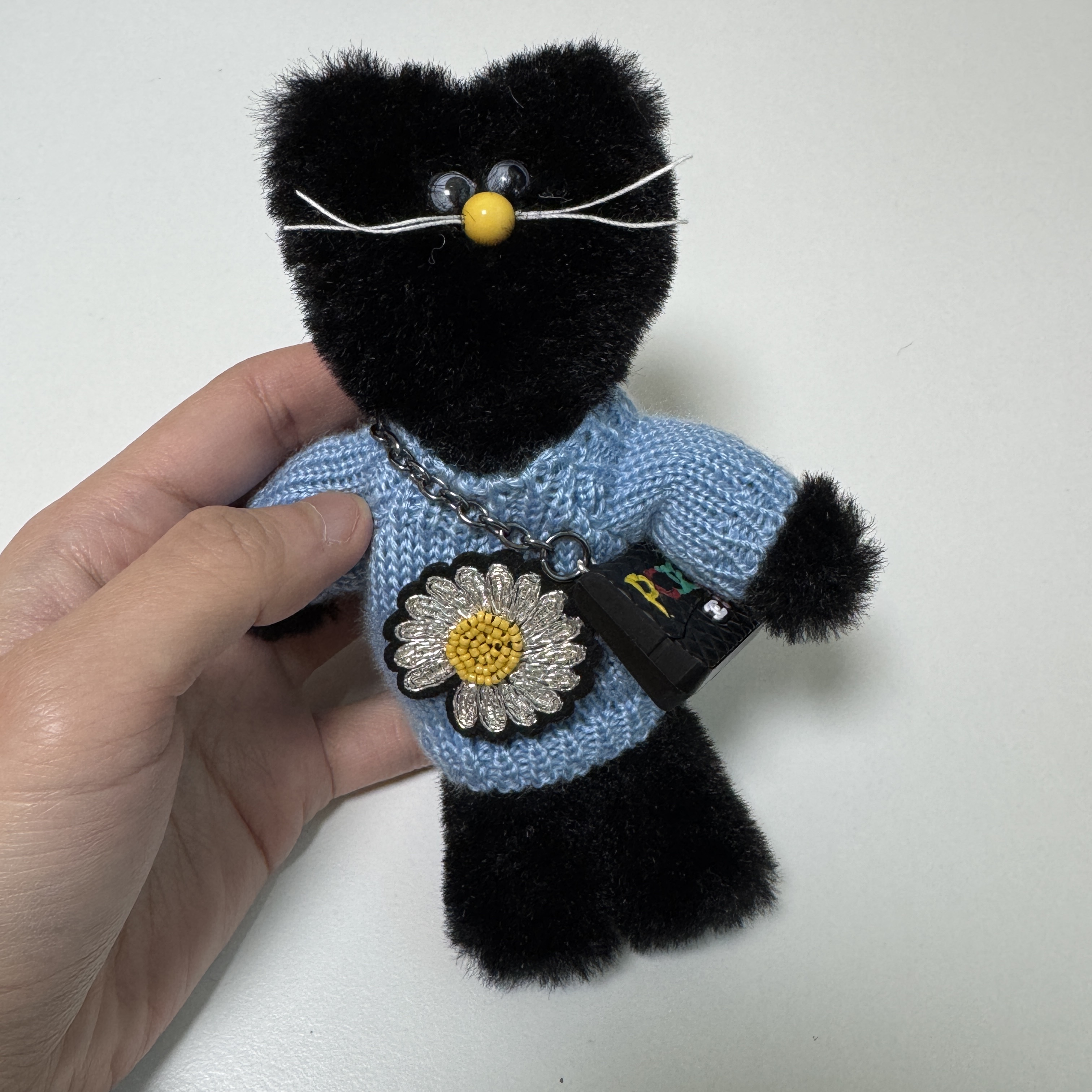 Monamhee x Peaceminusone Daihee Plush Keyring 착용 스타일 - 1