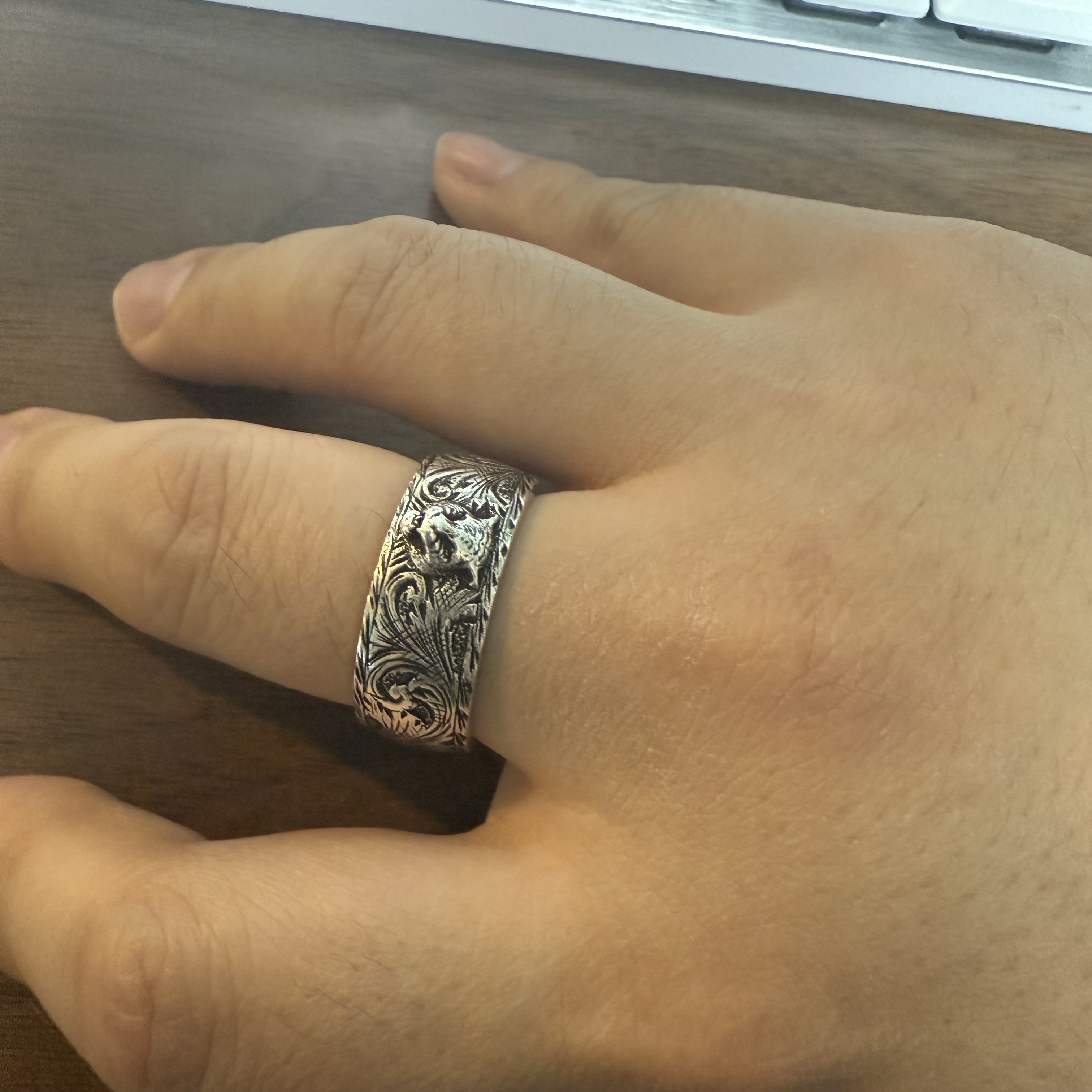 Gucci Thin Silver Ring With Feline Head Silver Aged Dark Finish 착용 스타일
