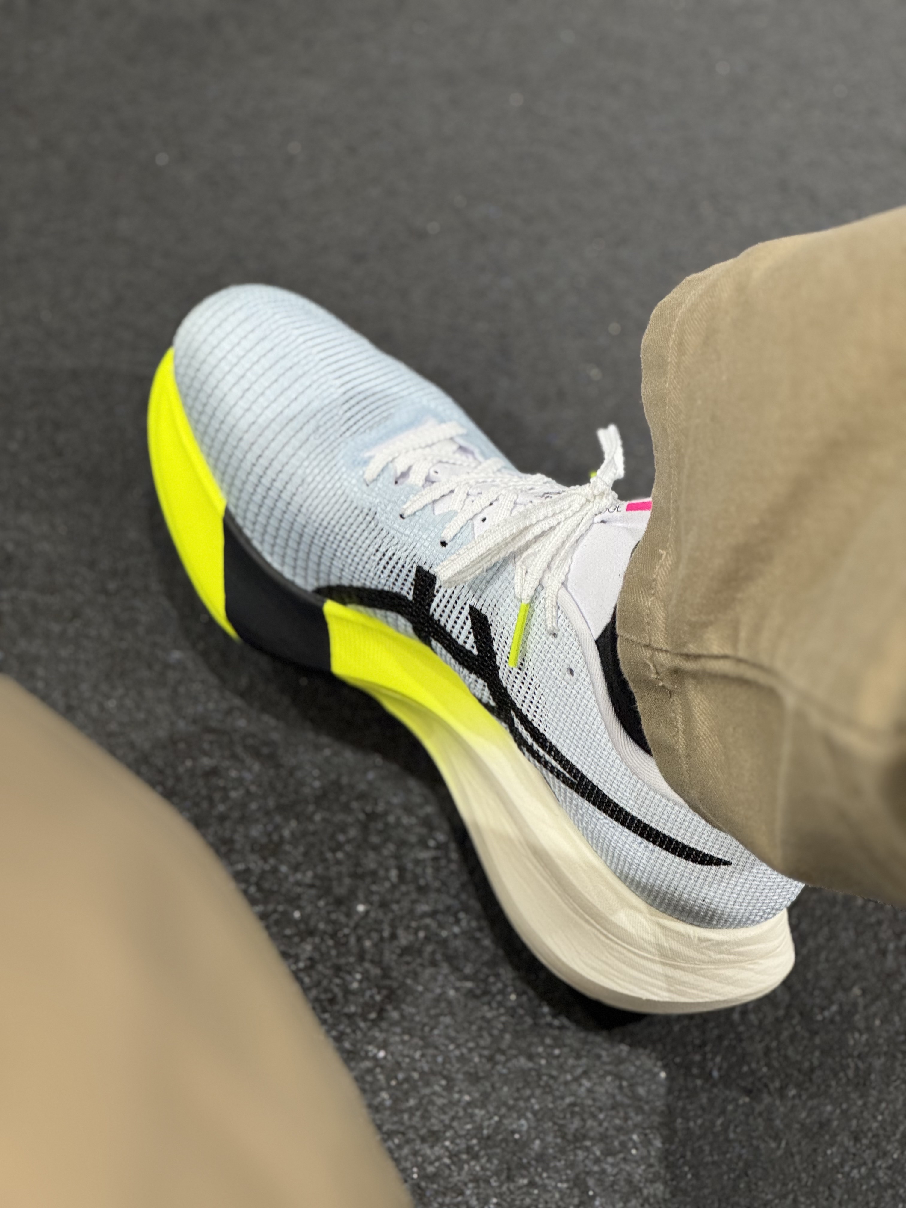 Asics Metaspeed Edge Paris Light Blue Black 착용 스타일 - 2