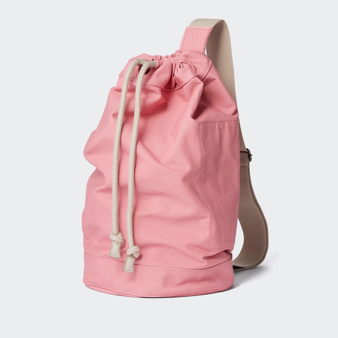 Uniqlo x JW Anderson Drawstring Bag Pink 착용 스타일