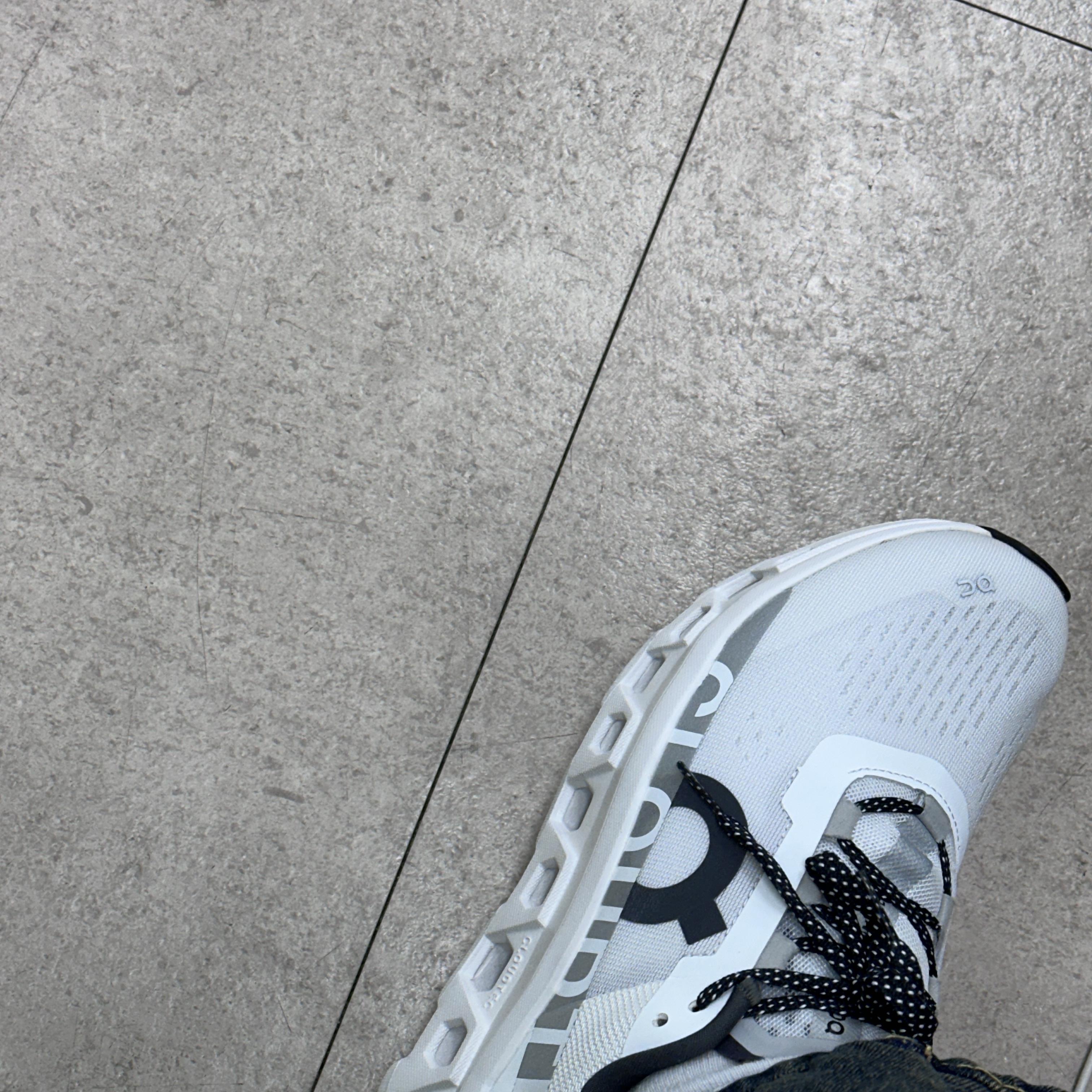 On Running Cloudmonster All White 착용 스타일