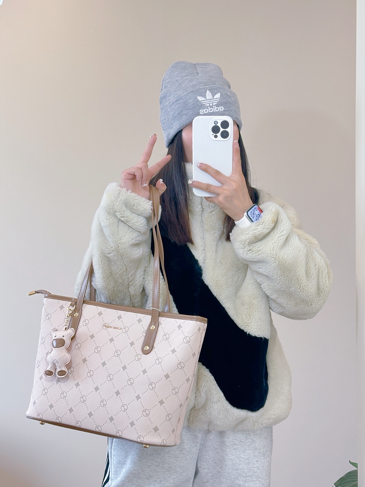 (W) Nike NSW Faux Fur Jacket Fossil - Asia 착용 스타일 - 1