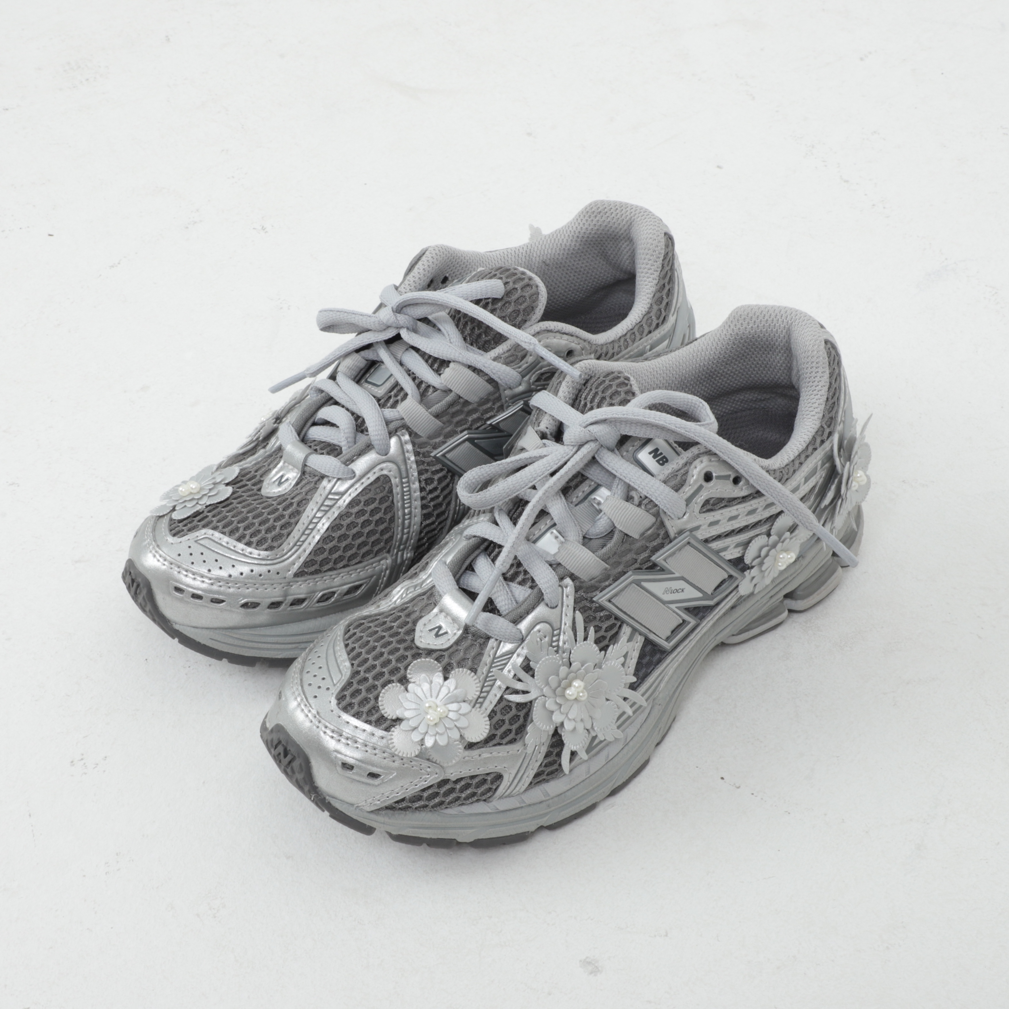 New Balance 1906R Harbor Grey Silver Metalic, New Balance 860v2 Black Grey 착용 스타일 - 1