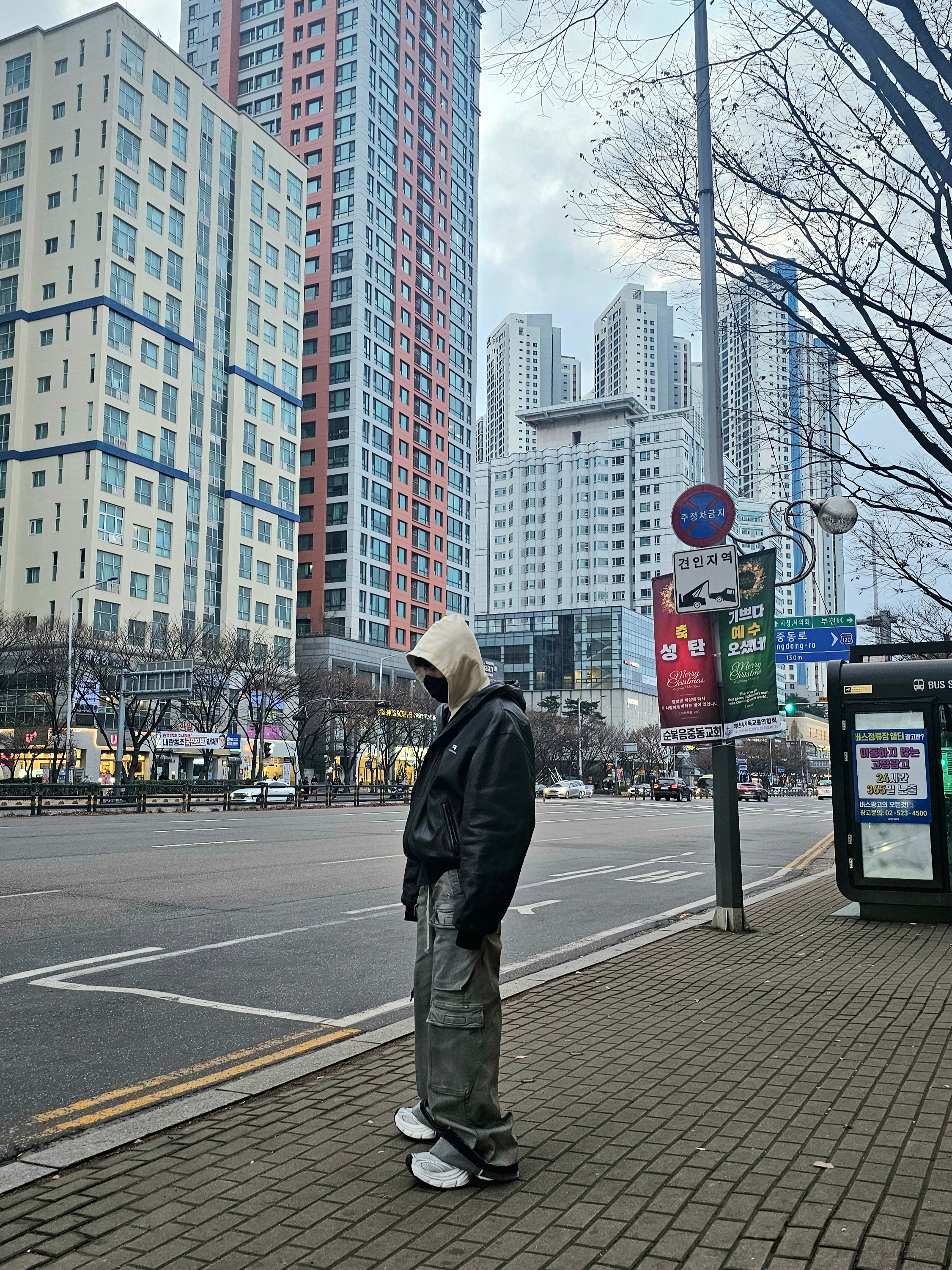 Balenciaga Sporty B Taxi Blouson Brown, Rick Owens Drkshdw Porterville Double Cargo Jumbo Belas in Stretch Denim Sky 착용 스타일 - 4