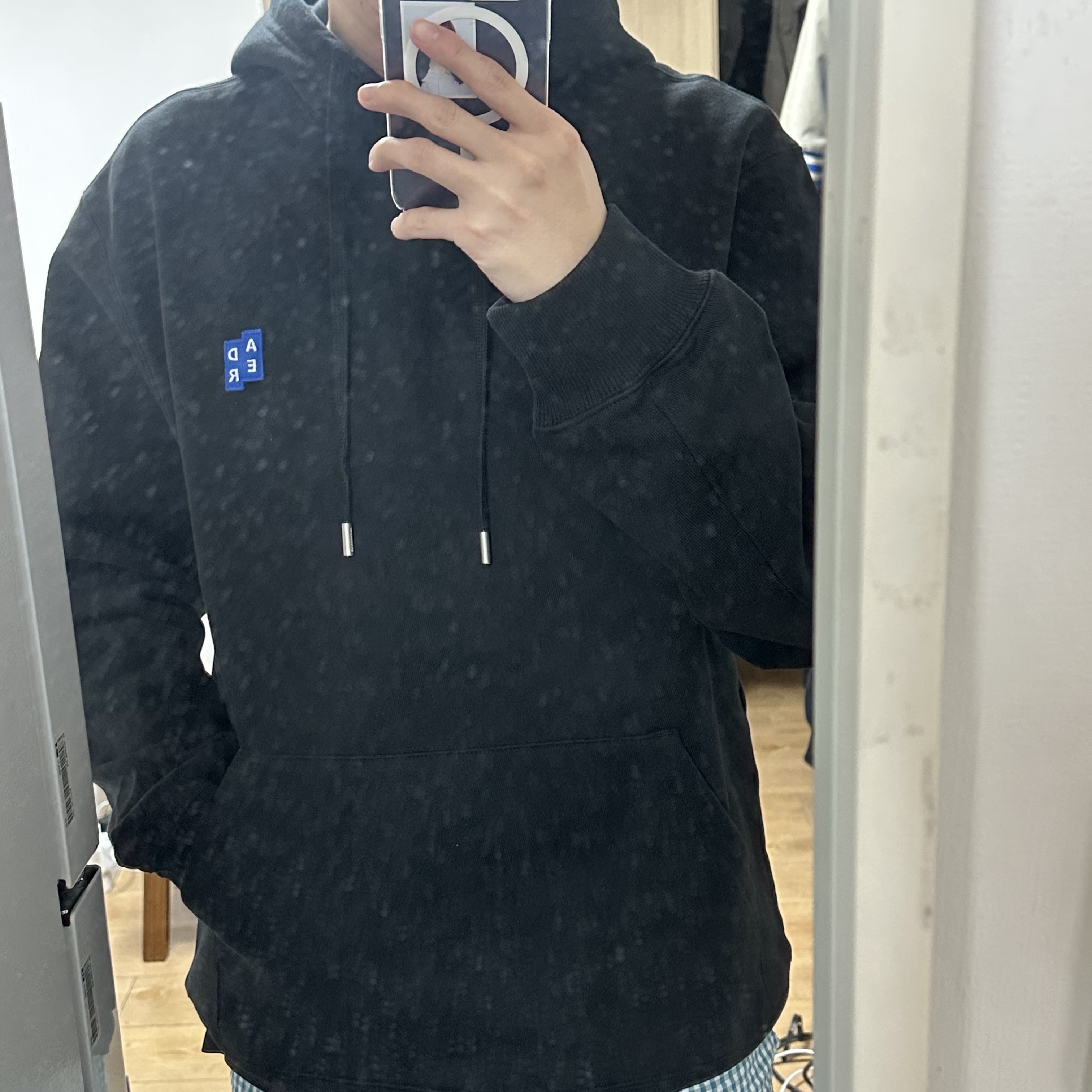 Ader Error Sig; TRS/BL Tag Hoodie 01 Black 착용 스타일