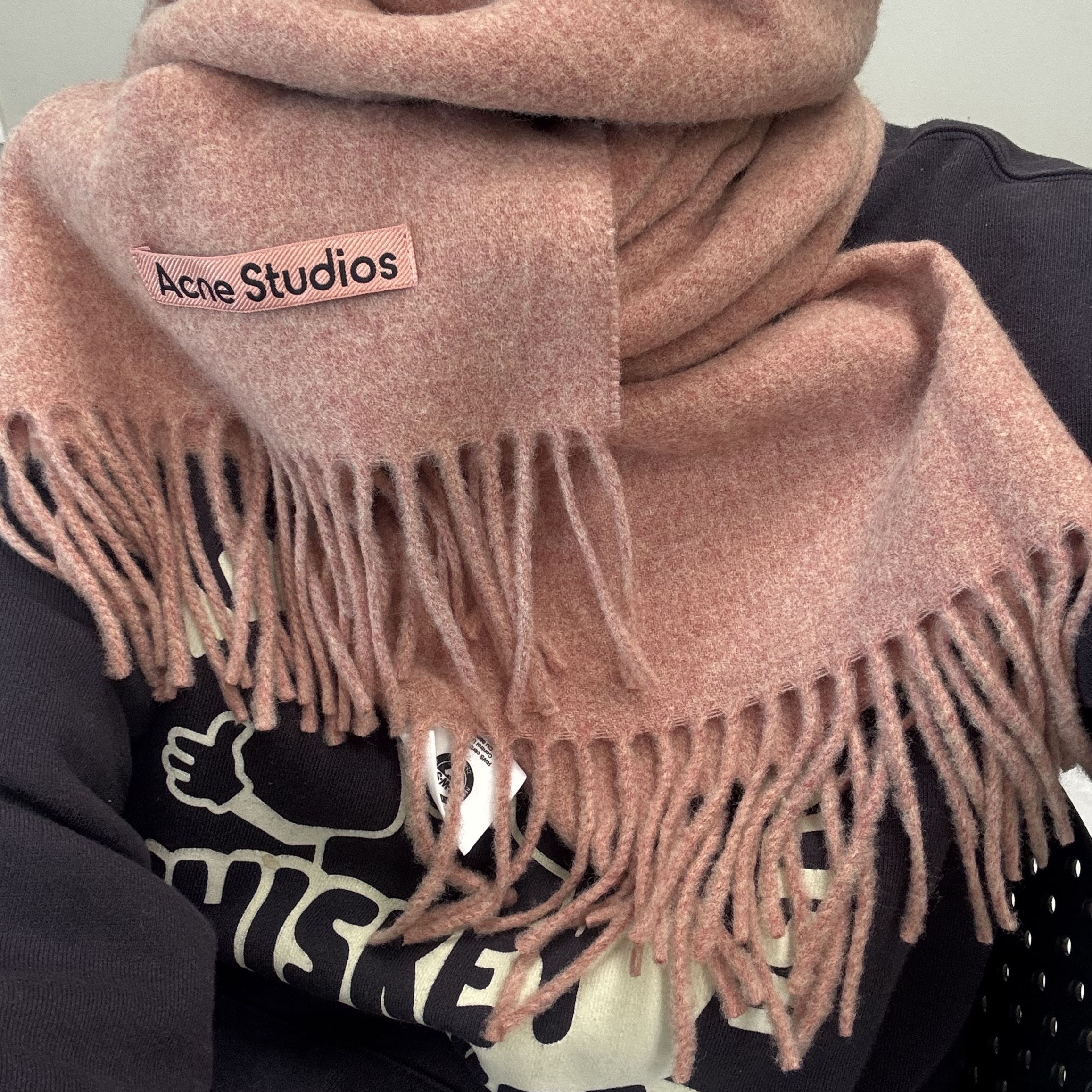 Acne Studios Narrow Wool Fringe Muffler Rose Melange 착용 스타일