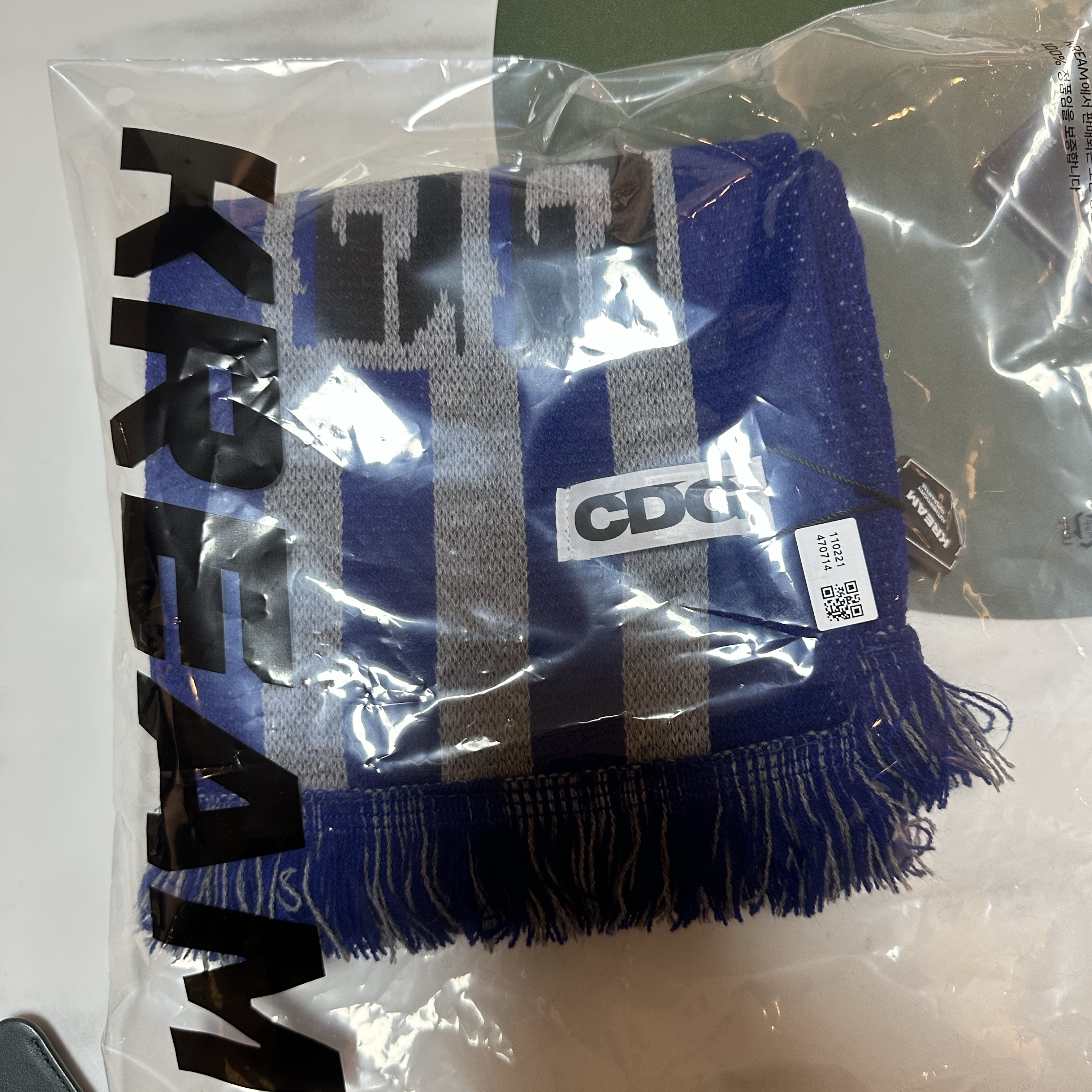 CDG Logo Check Muffler Blue 착용 스타일