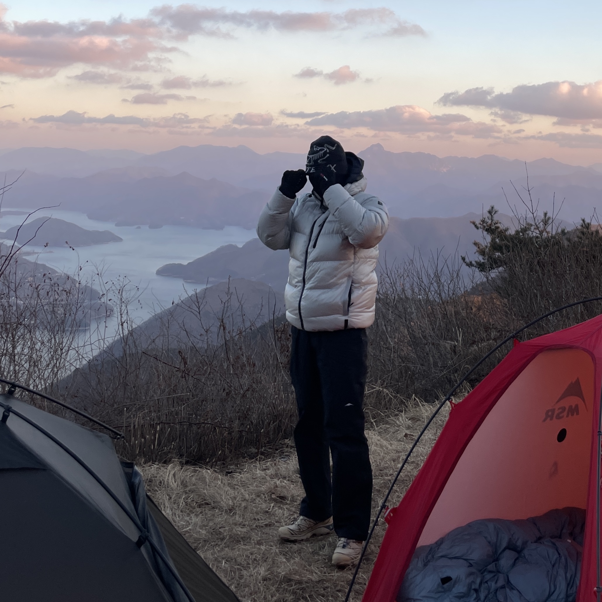 Arc'teryx Bird Word Toque Black Void, Salomon XT-6 GTX Safari Black 착용 스타일 - 2