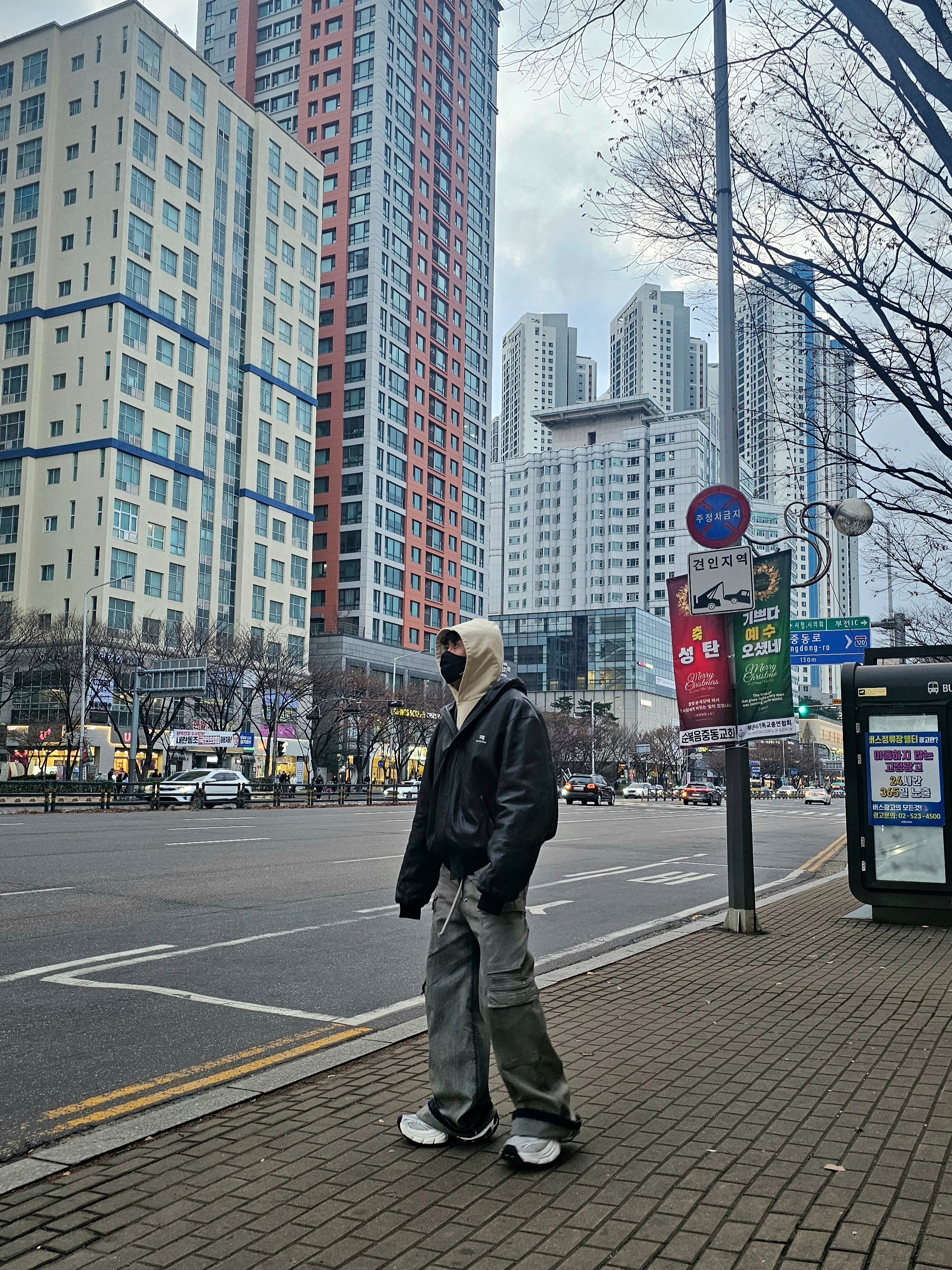 Balenciaga Sporty B Taxi Blouson Brown, Rick Owens Drkshdw Porterville Double Cargo Jumbo Belas in Stretch Denim Sky 착용 스타일 - 1