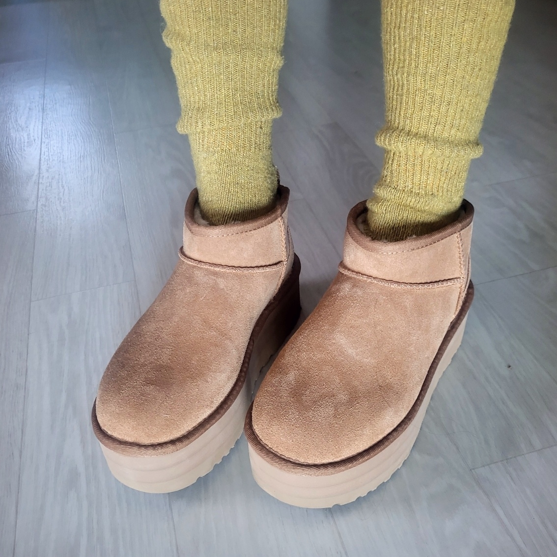 (W) UGG Classic Ultra Mini Platform Boots Chestnut 착용 스타일