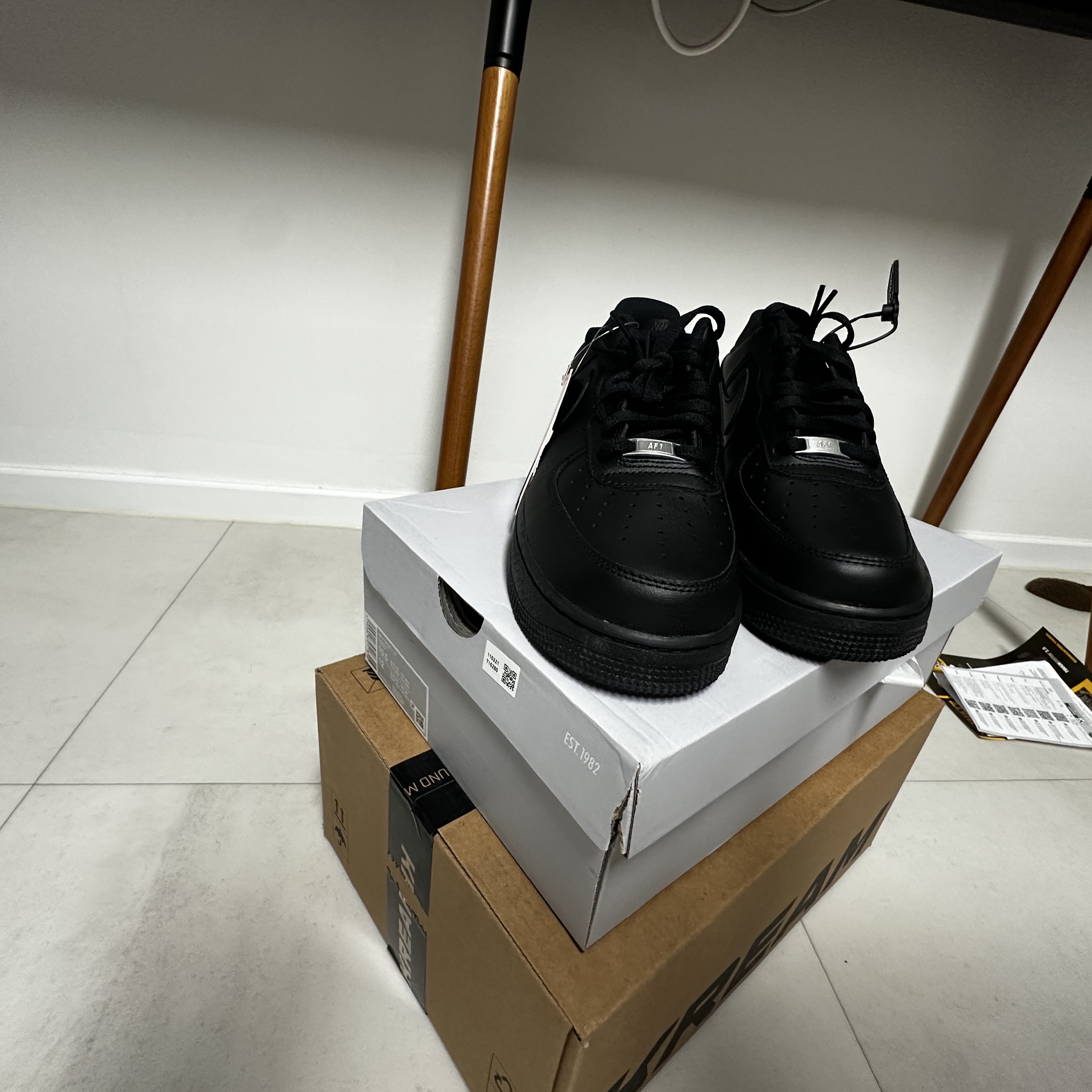 Nike Air Force 1 '07 Low Triple Black 착용 스타일 - 2