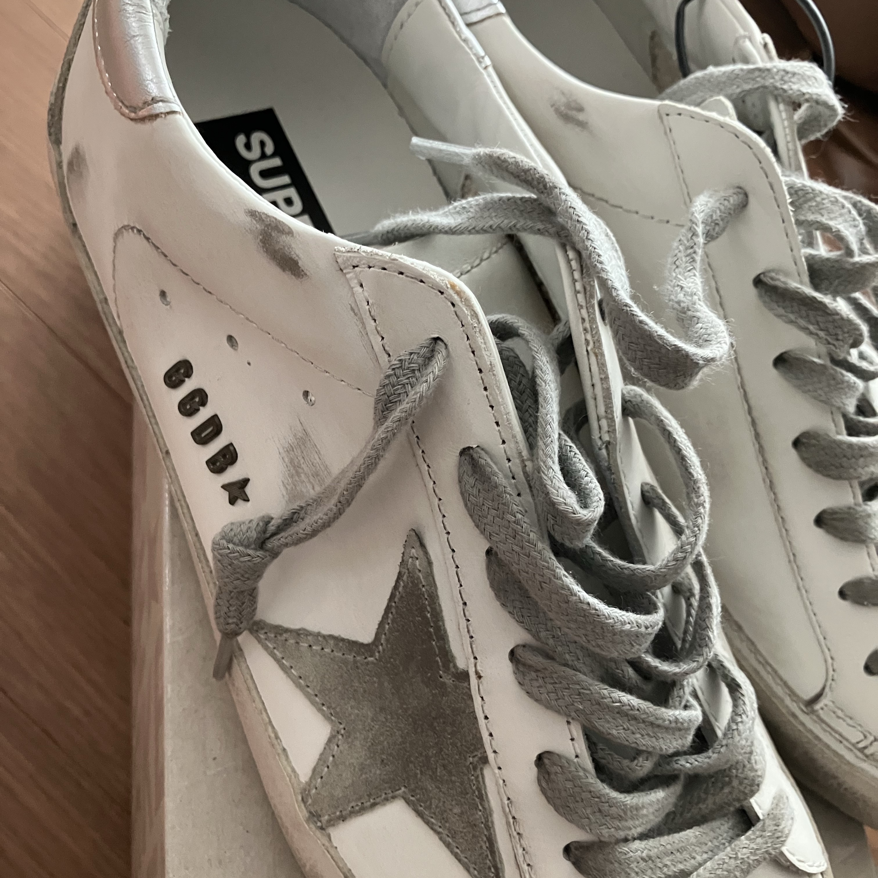 Golden Goose Superstar White Silver Heel Tab Sneakers 착용 스타일