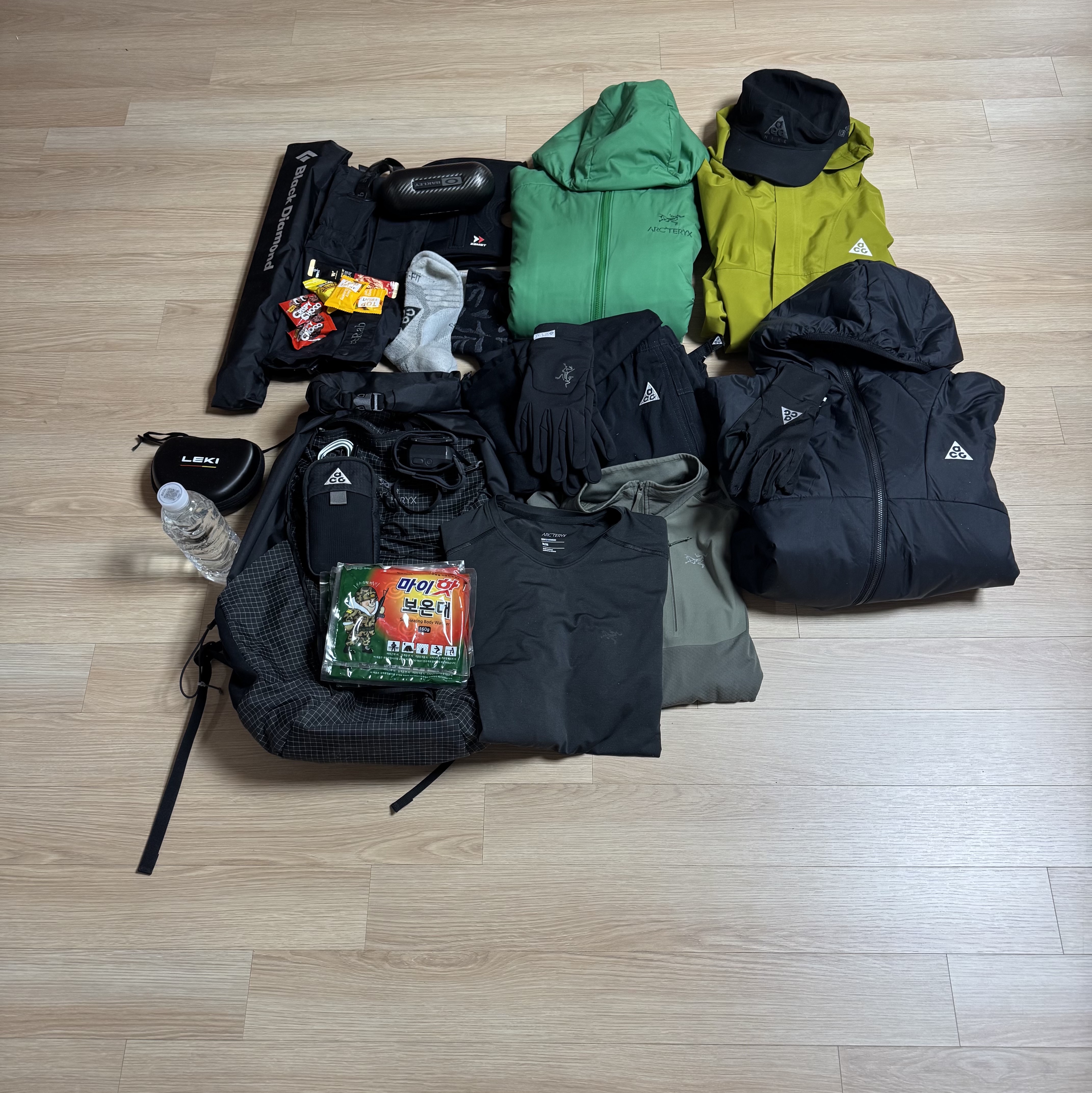 Nike ACG Storm-Fit ADV Cascade Rains Full Zip Jacket Moss - Asia, Nike ACG Smith Summit Cargo Pants Black Anthracite - Asia 착용 스타일 - 6