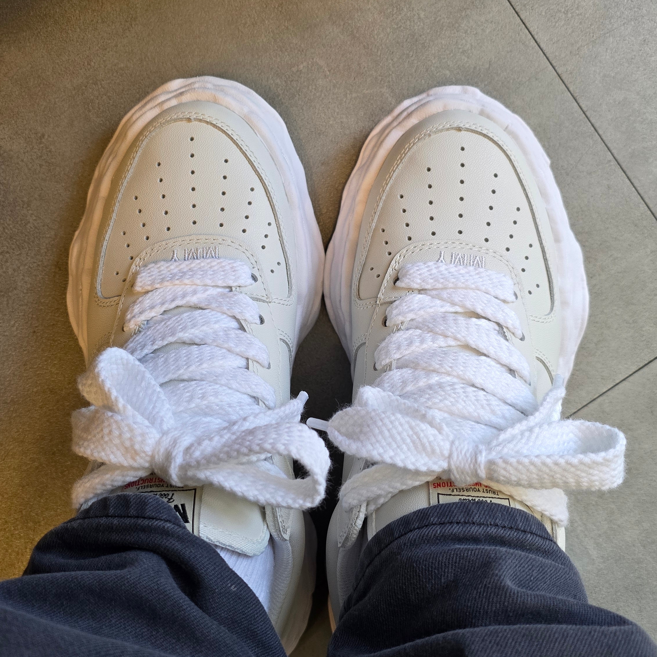 Maison Mihara Yasuhiro Wayne OG Sole Leather Low-top Sneakers White 착용 스타일