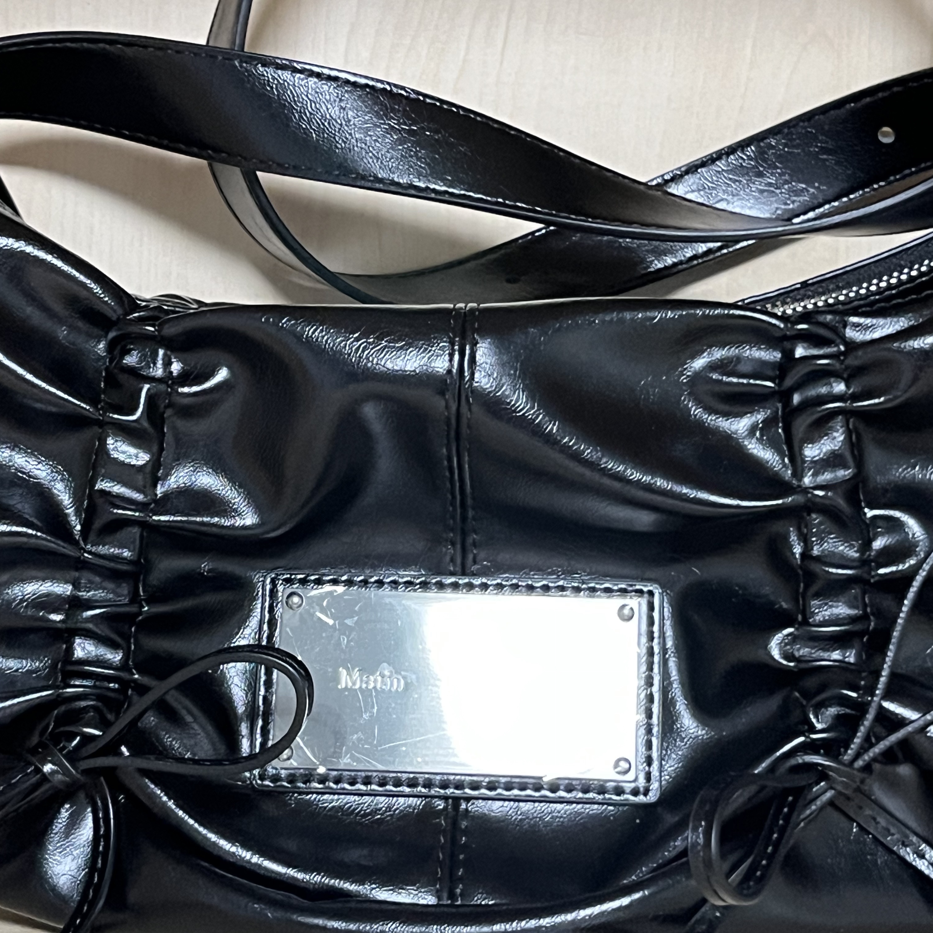 Matin Kim Half Shirring Ribbon Round Bag Black 착용 스타일