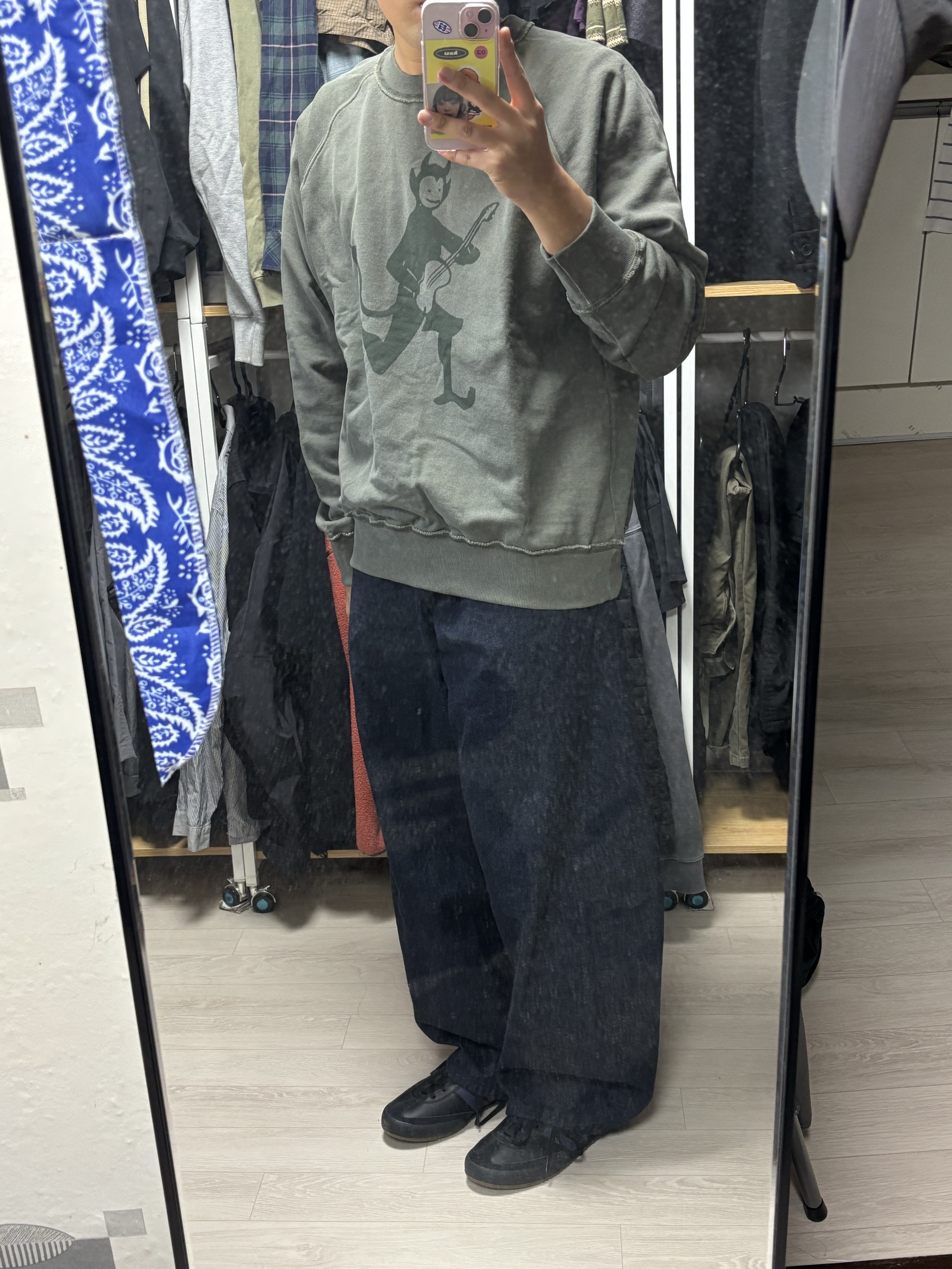 Adidas Jeans Core Black Trace Blue, Human Made Military Card Case Olive Drab 착용 스타일 - 2