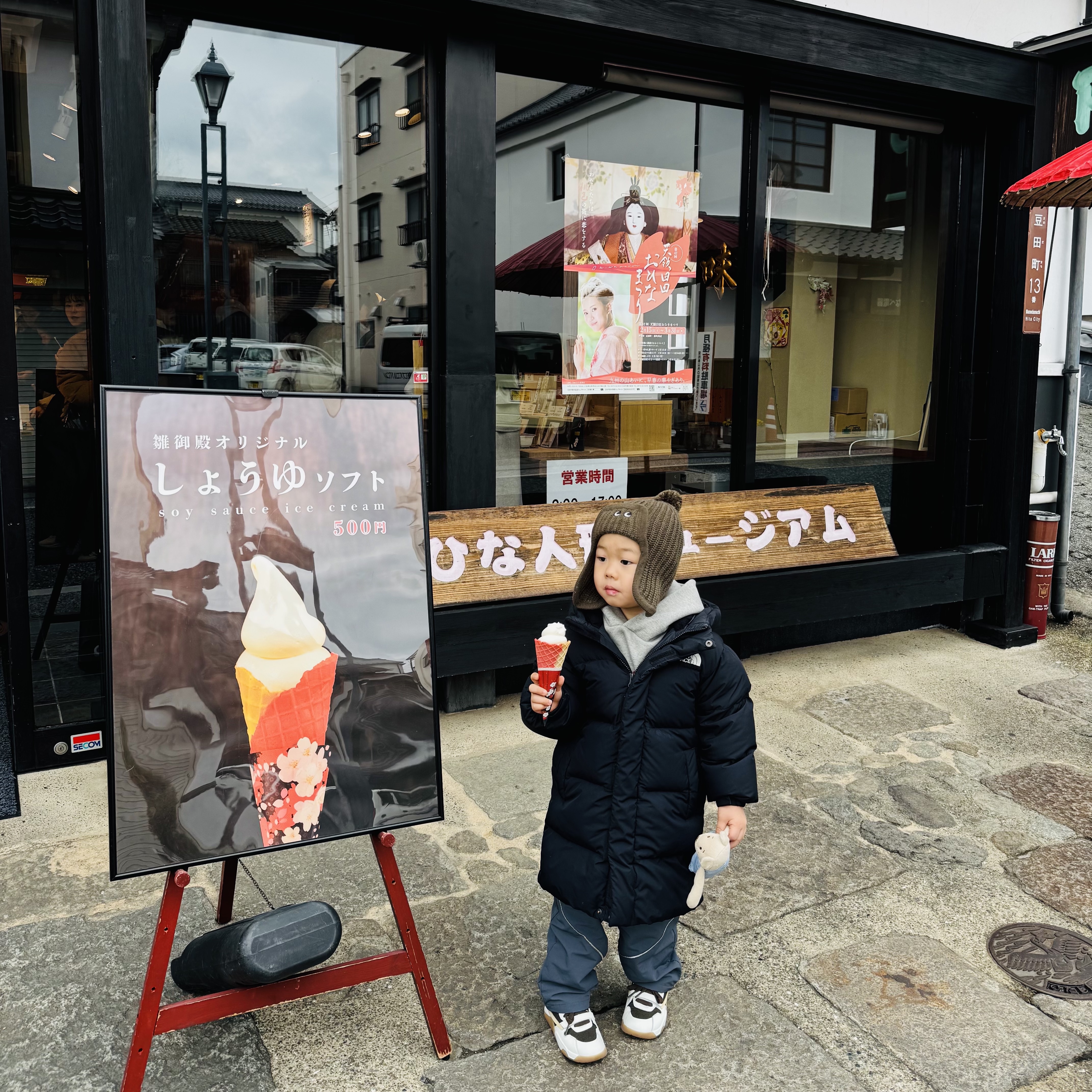 Uniqlo x Anya Hindmarch Beanie Olive, Essentials Fleece State Hoodie Dark Heather - 24FW 착용 스타일 - 4