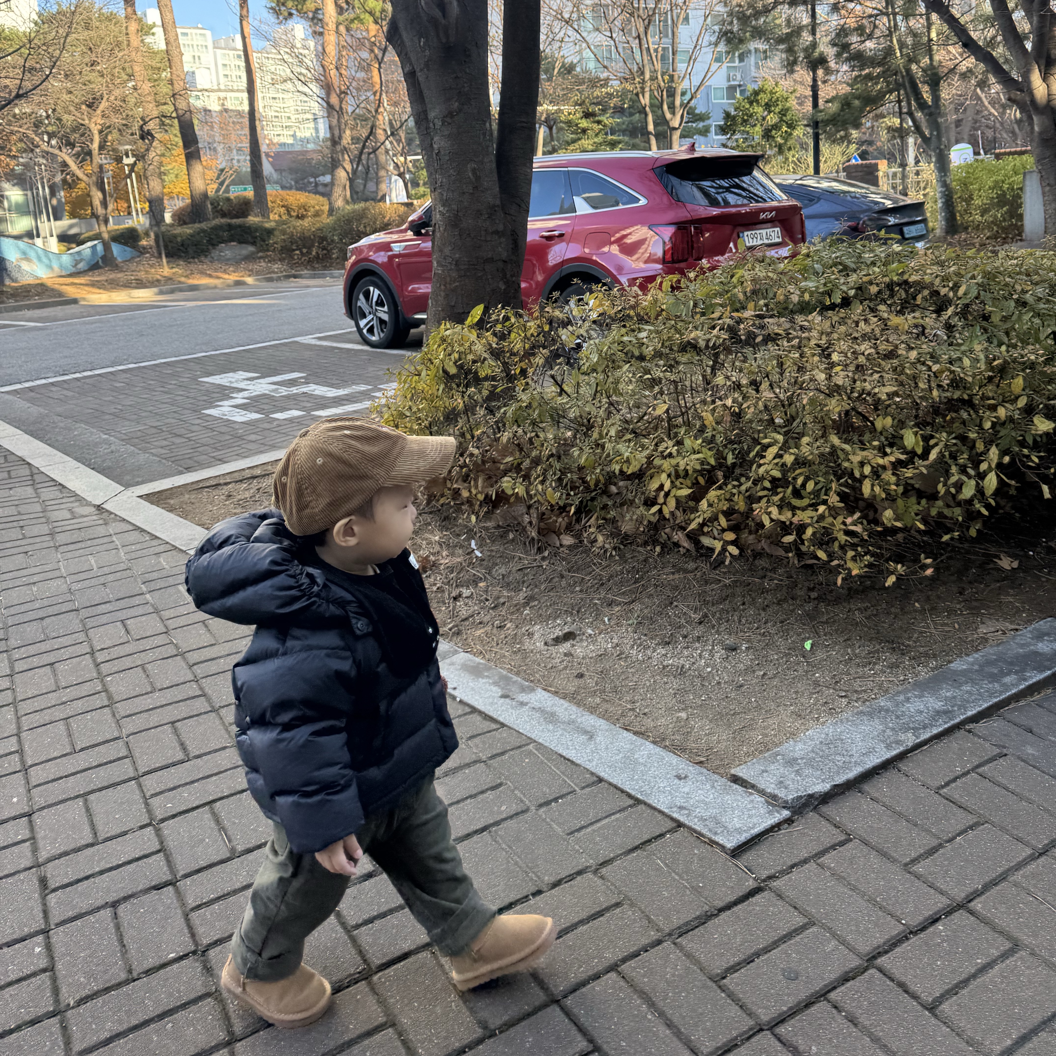 (Kids) UGG Classic Ultra Mini Boots Chestnut 착용 스타일