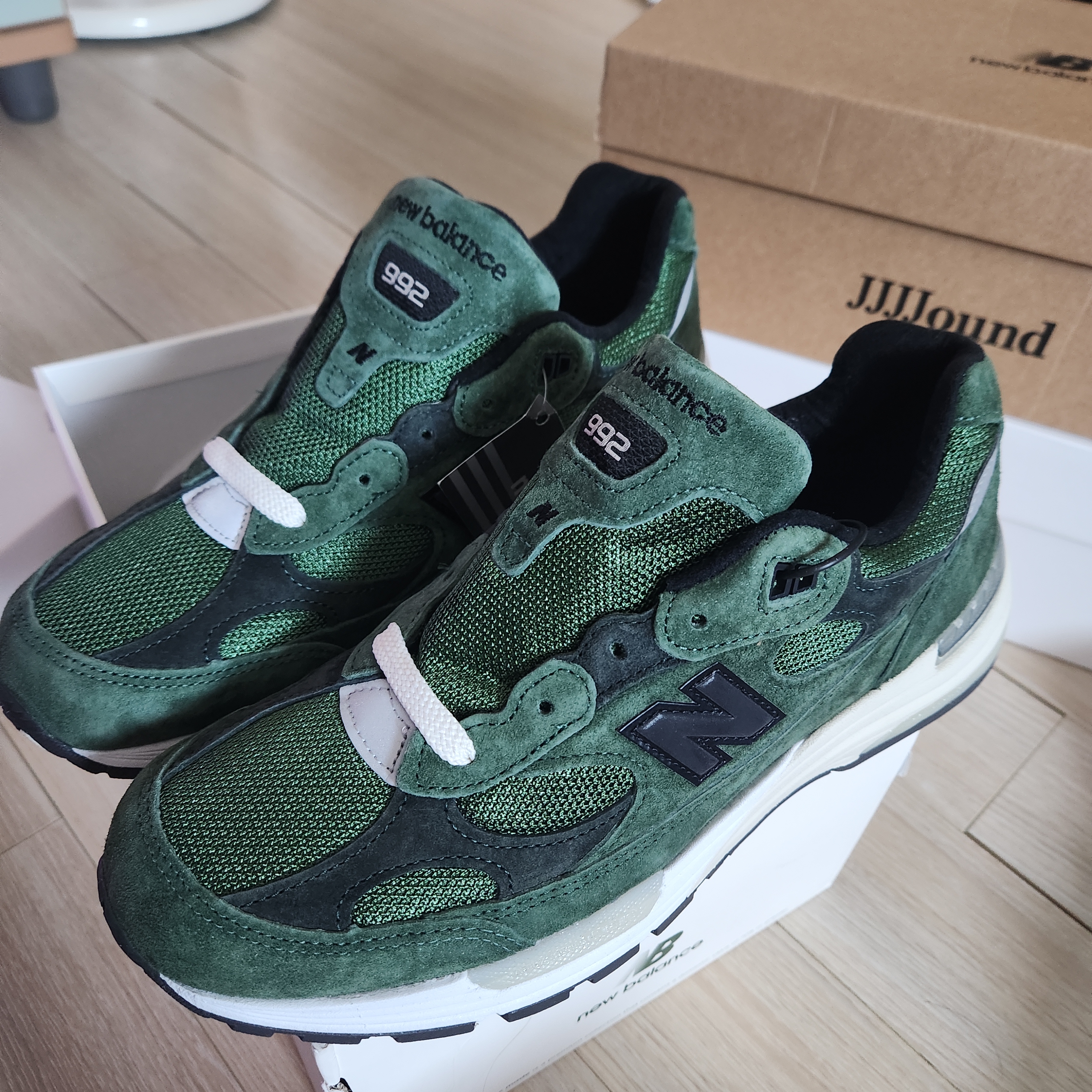 New Balance x JJJJound 992 Made in USA Mossy Green 착용 스타일