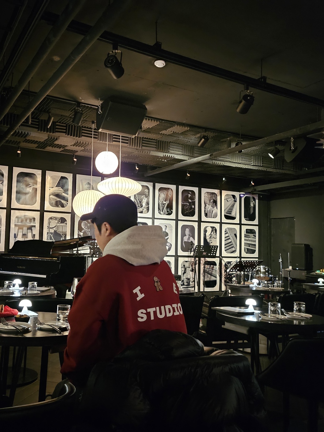 IAB Studio 24 Christmas Hoodie Burgundy Oatmeal, Acne Studios Mohair Wool Fringe Muffler Beige Grey 착용 스타일 - 1
