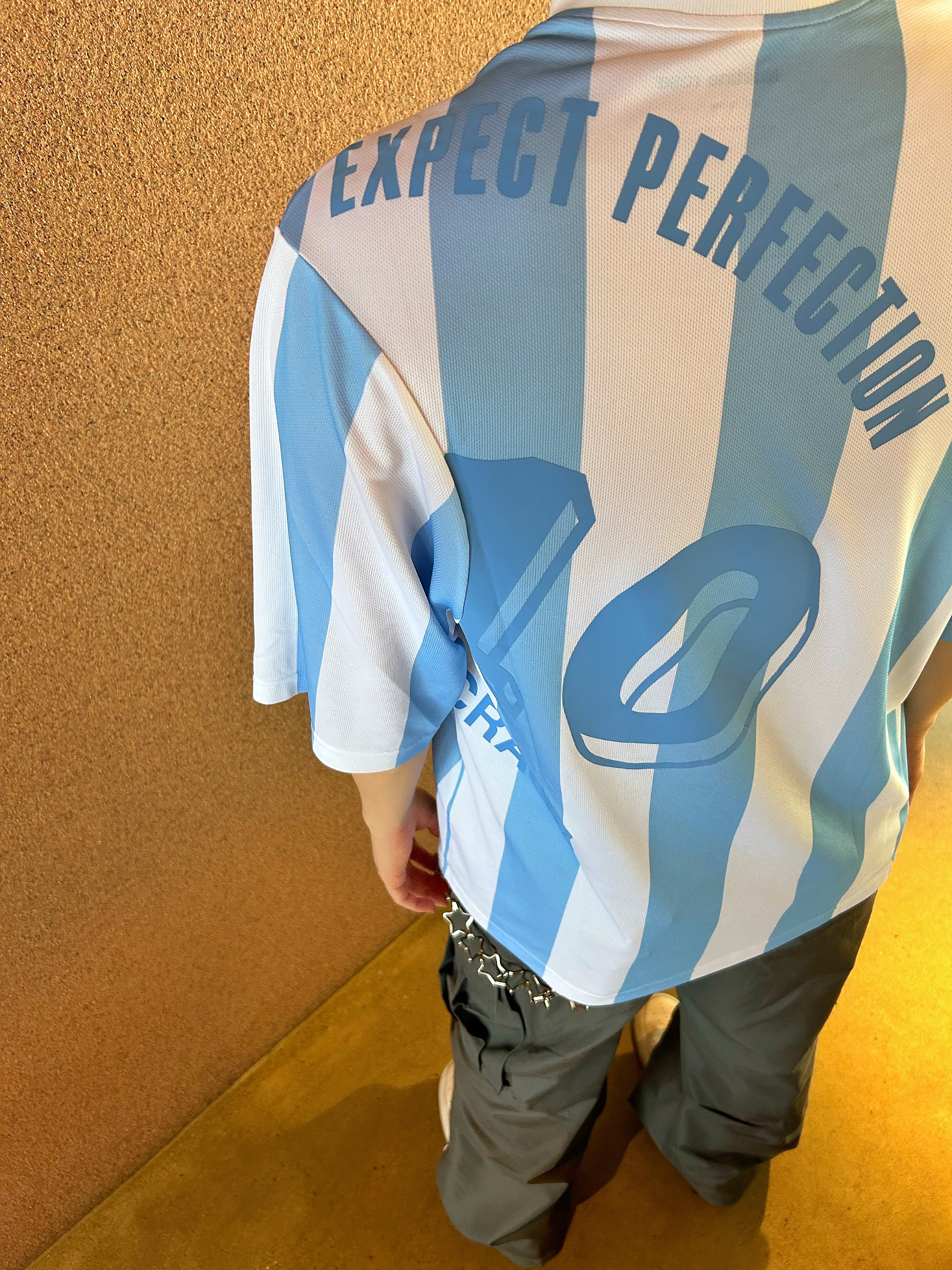 Martine Rose Twist Short Sleeve Football Top White Light Blue Stripe Print 착용 스타일