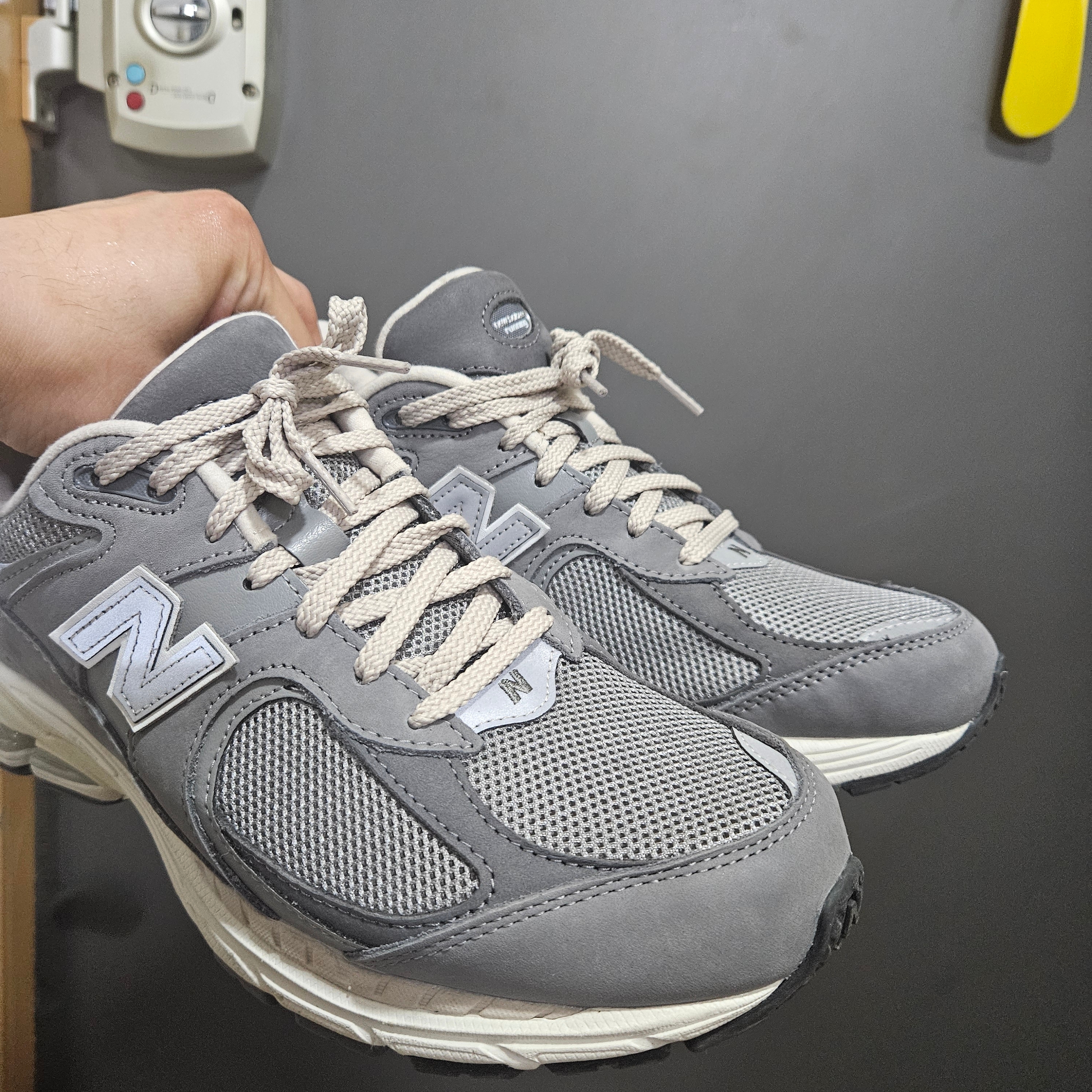 New Balance 2002R Premium Vintage Grey 착용 스타일