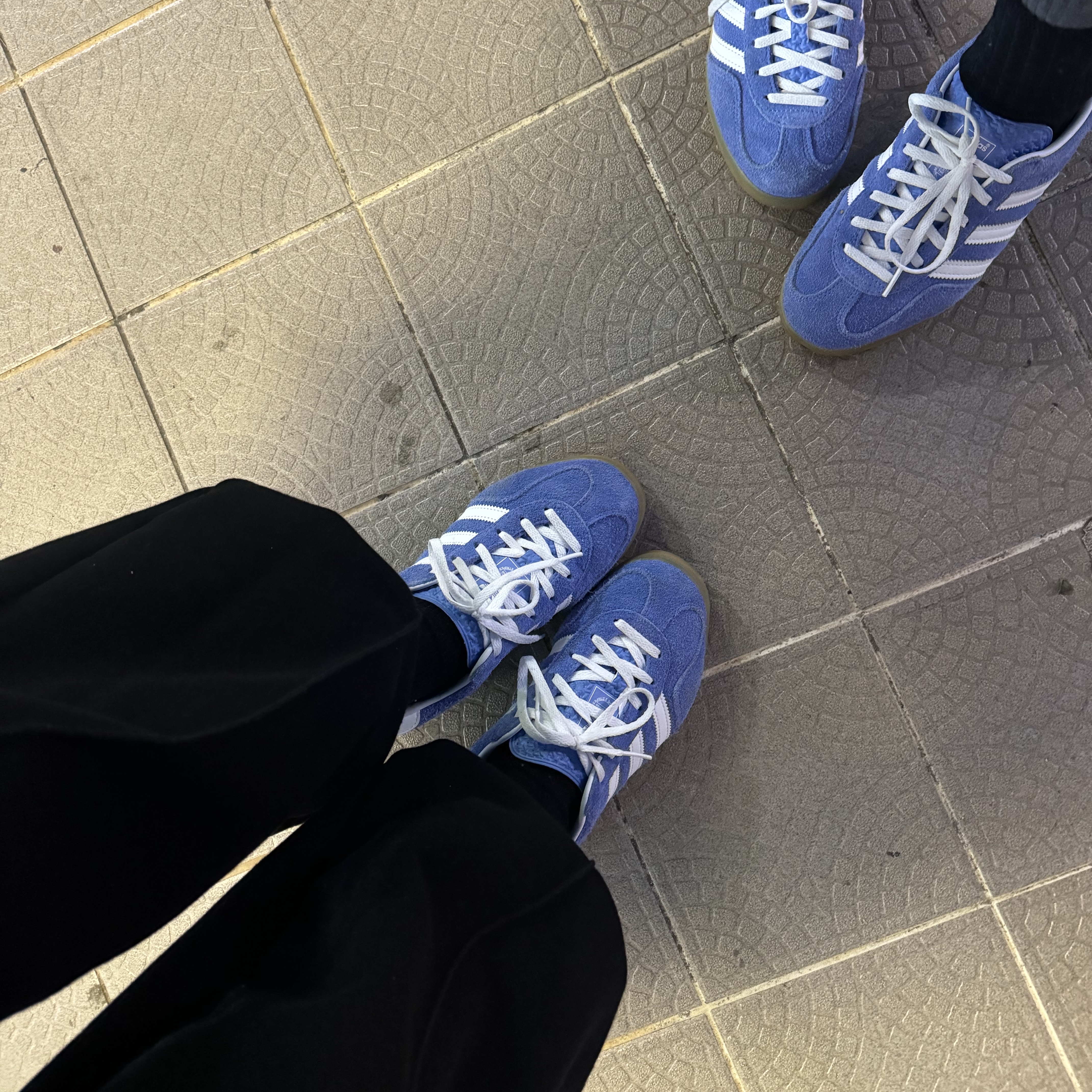 (W) Adidas Gazelle Indoor Blue Fusion Cloud White 착용 스타일