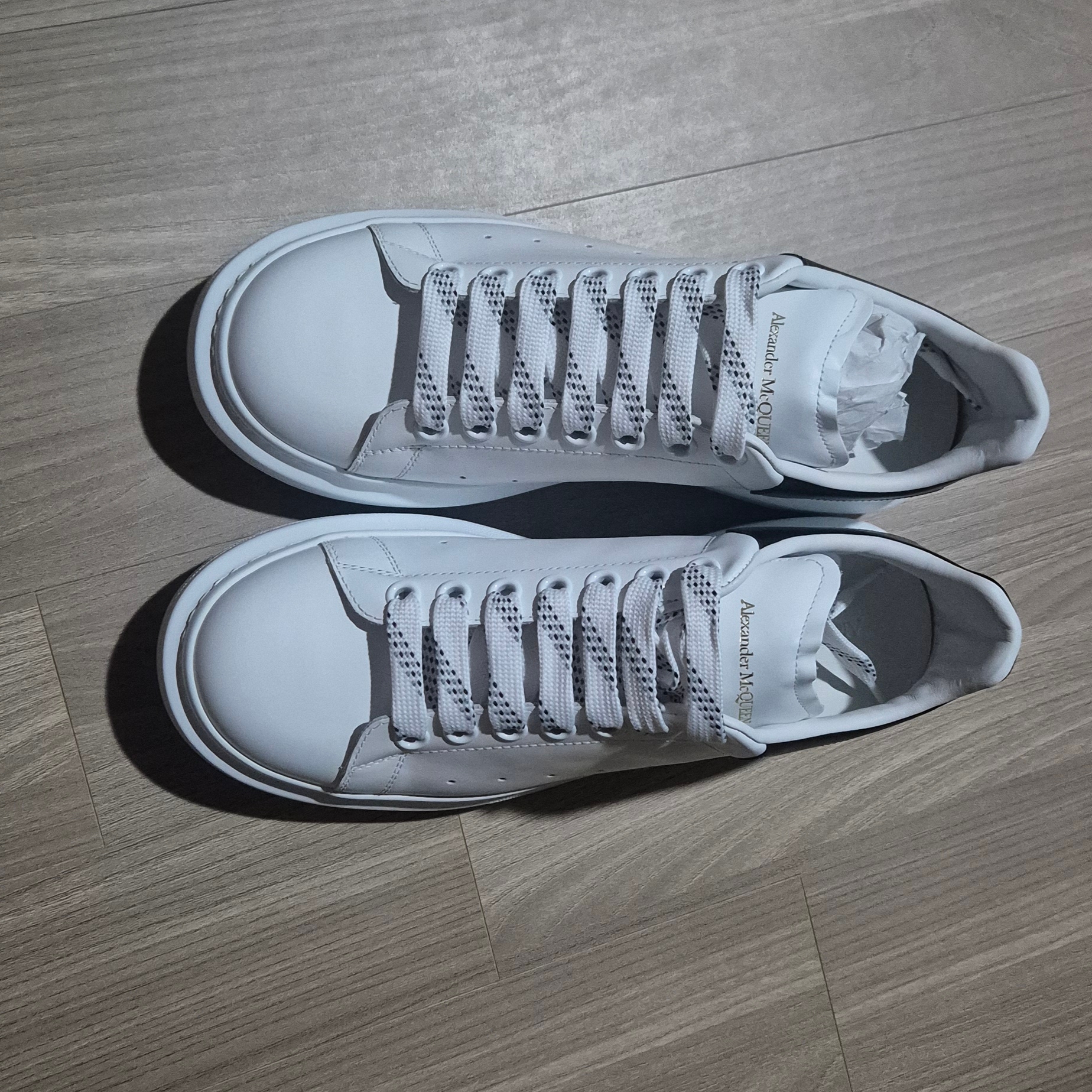 Alexander McQueen Oversized Sneakers White Black 착용 스타일