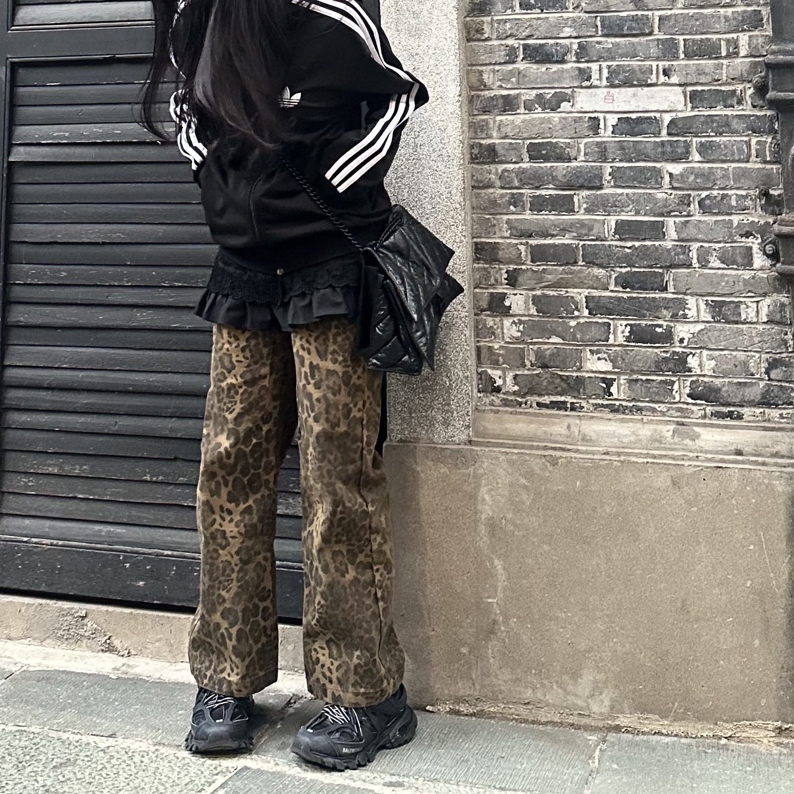 Balenciaga Track Sneakers Triple Black, Balenciaga Crush Medium Chain Bag Quilted Black 착용 스타일
