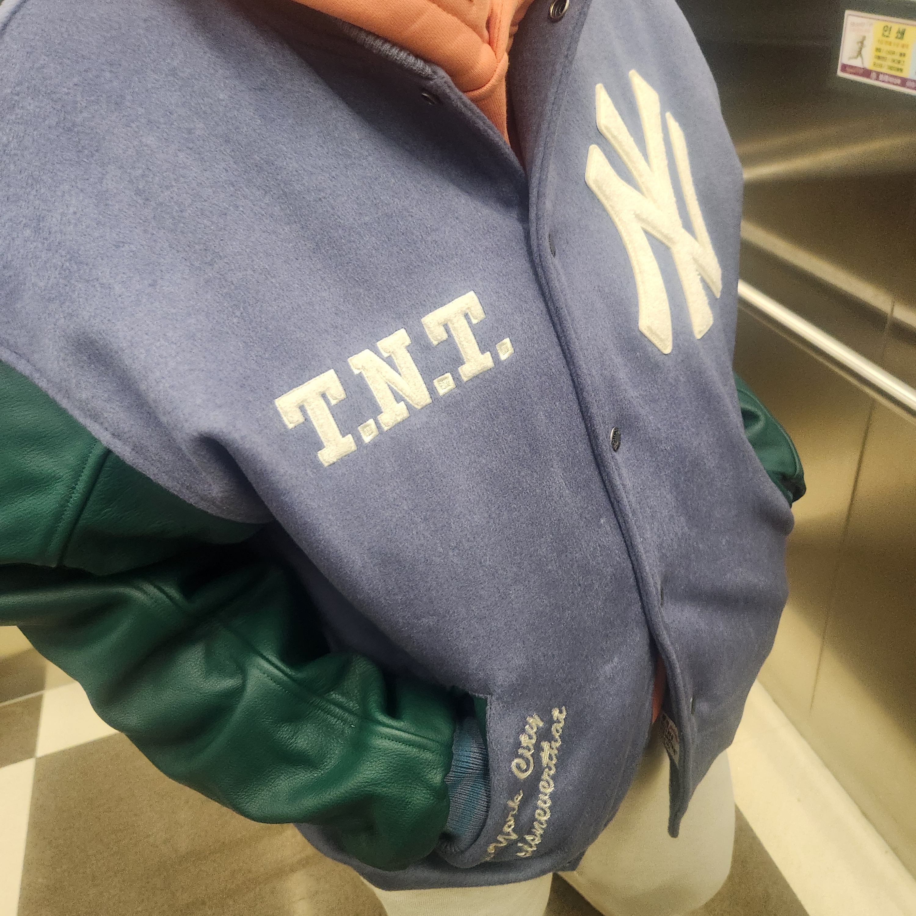 Thisisneverthat x New Era x MLB New York Yankees Varsity Jacket Navy 착용 스타일 - 2