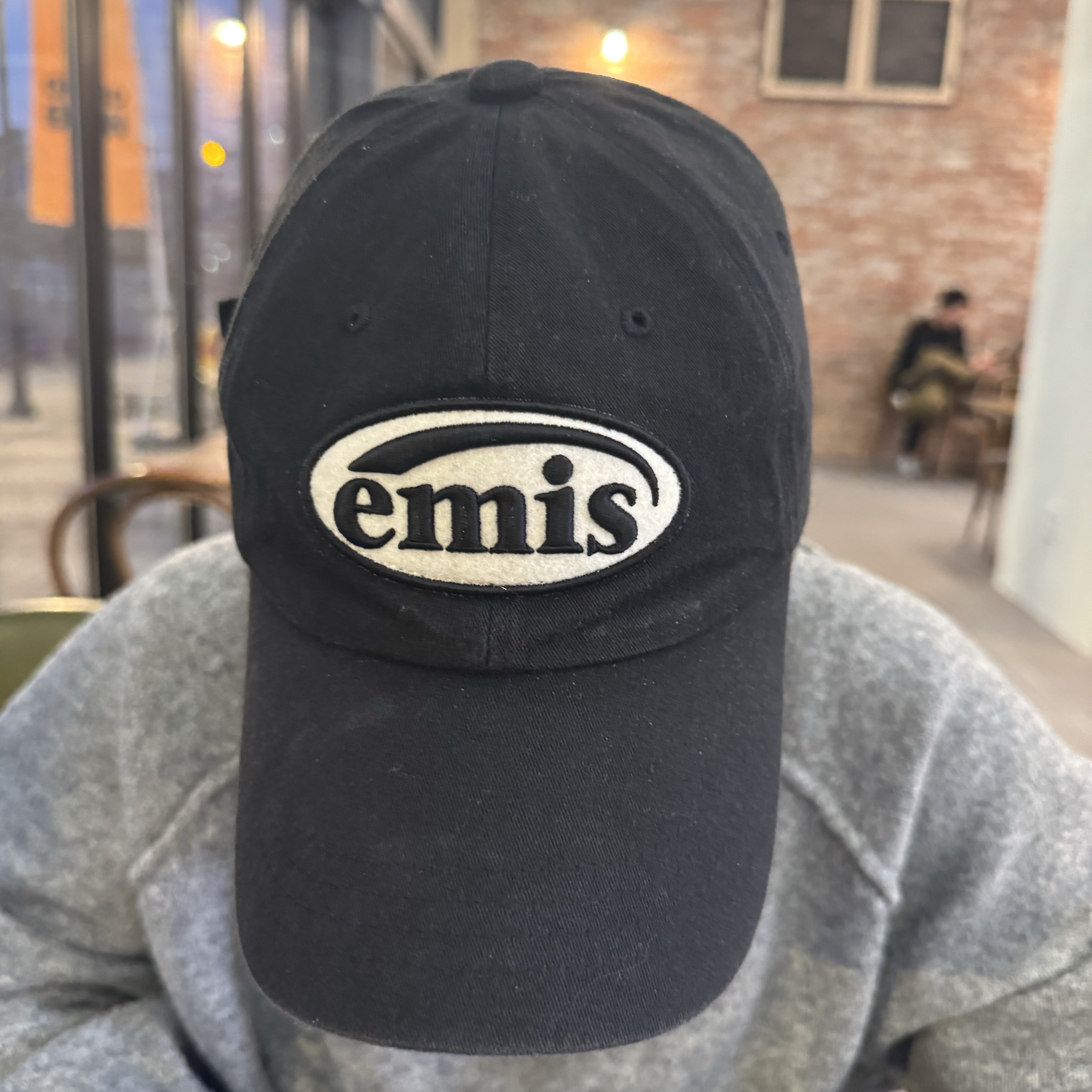 Emis New Logo Emis Cap Black 착용 스타일