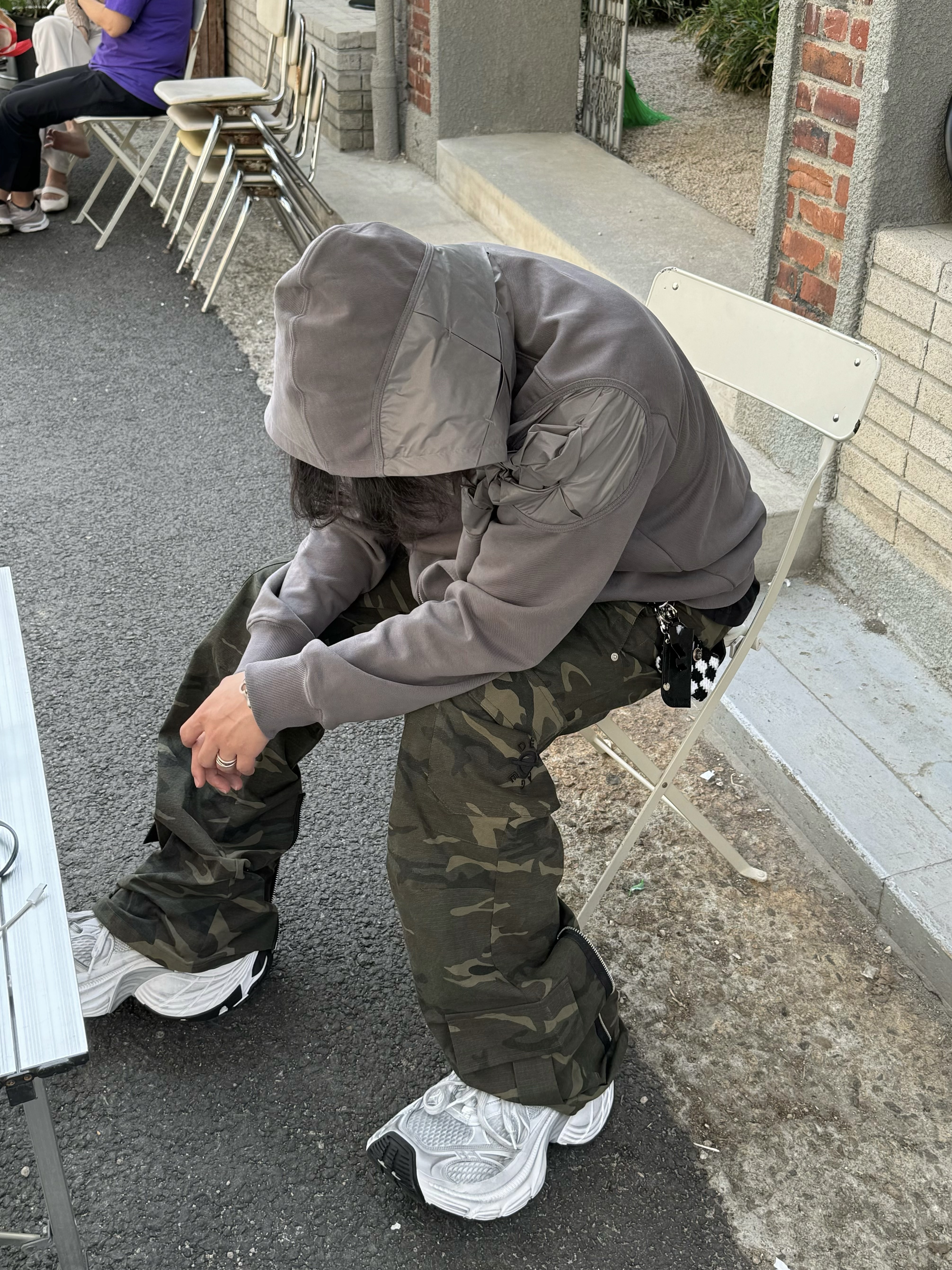 Balenciaga 10XL Sneakers White Grey Silver Black 착용 스타일 - 2