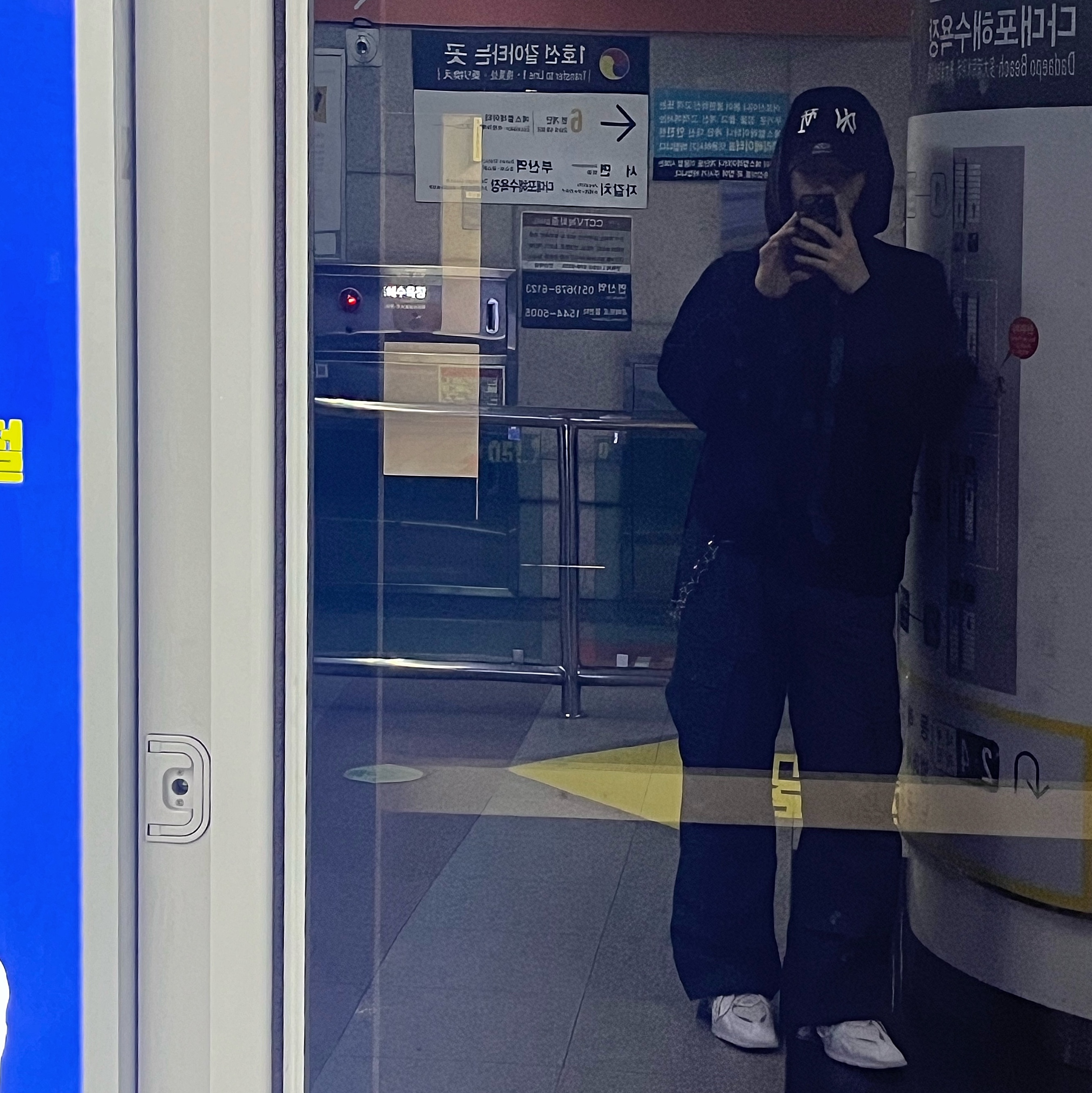 Nonnod x Shinsegae BAYC #8446 2-Piece Cropped Hoodie Washed Black, Nike x Martine Rose Shox MR4 White 착용 스타일 - 1