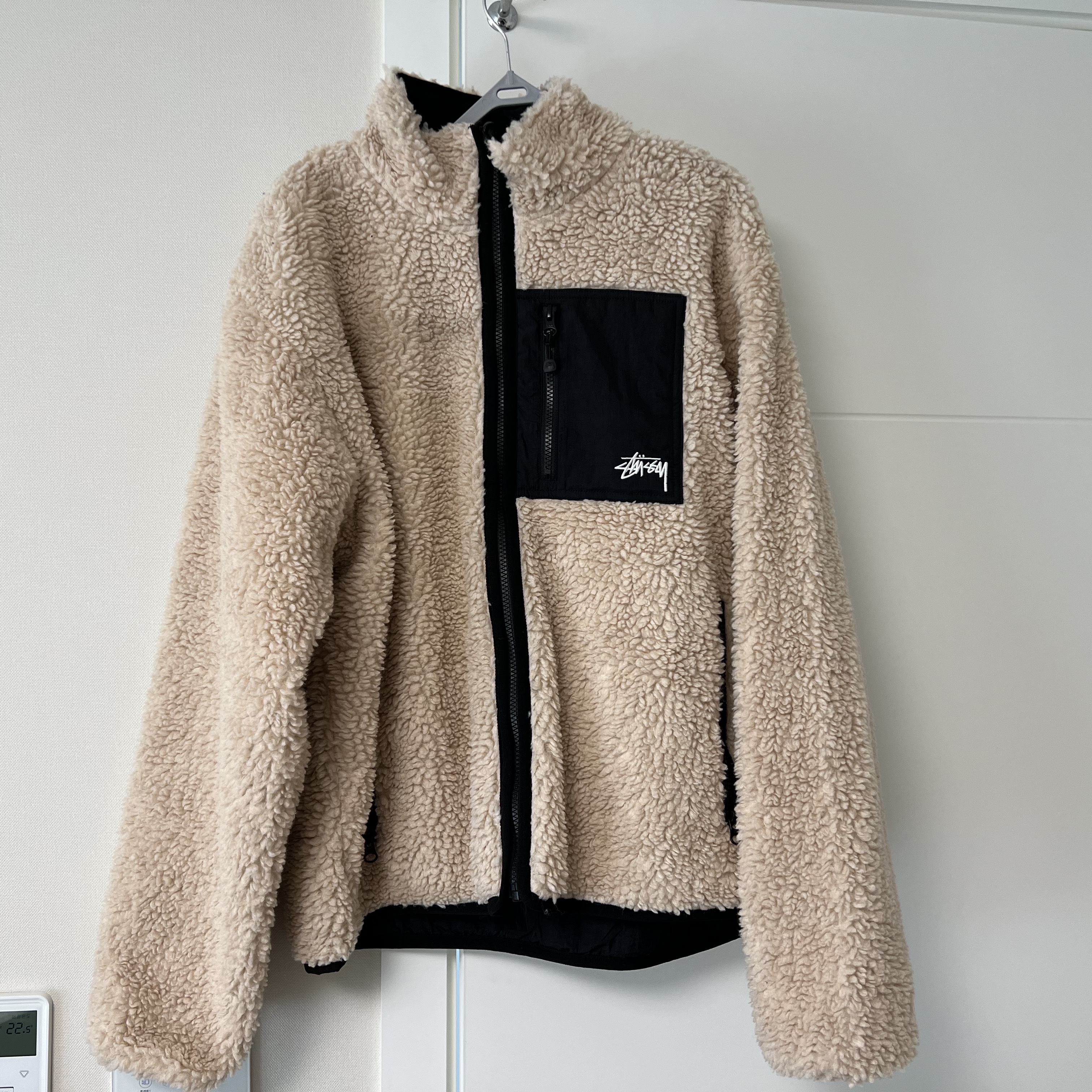 Stussy Sherpa Reversible Jacket Beige 착용 스타일