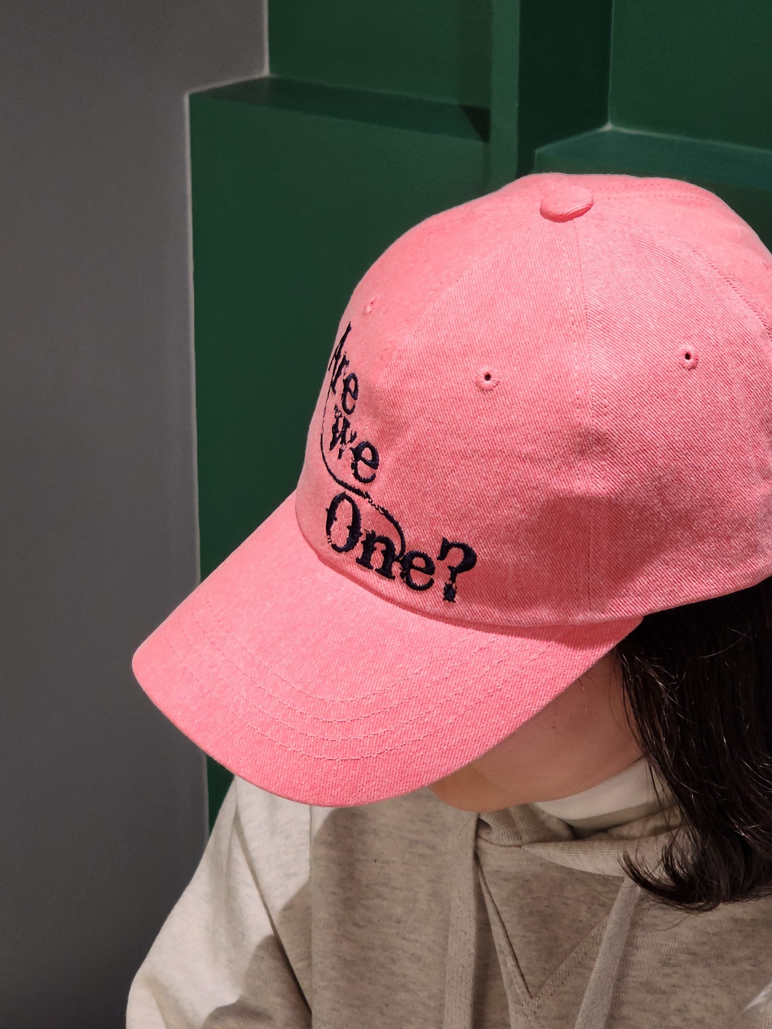 DVAN Are We One? Pigment Emb Ball Cap Neon Pink 착용 스타일 - 2
