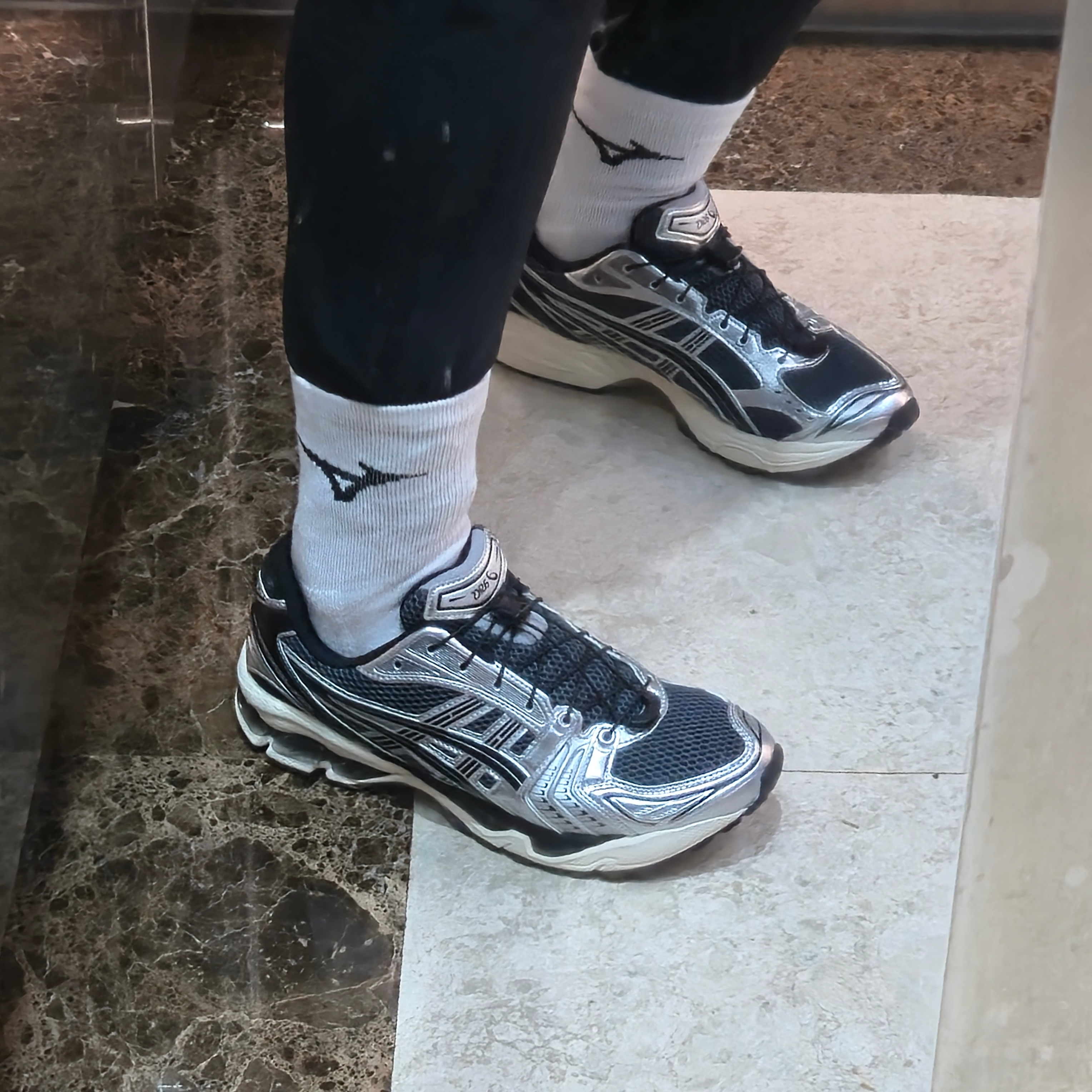 Asics Unlimited Gel-Kayano 14 Carrier Grey Black 착용 스타일
