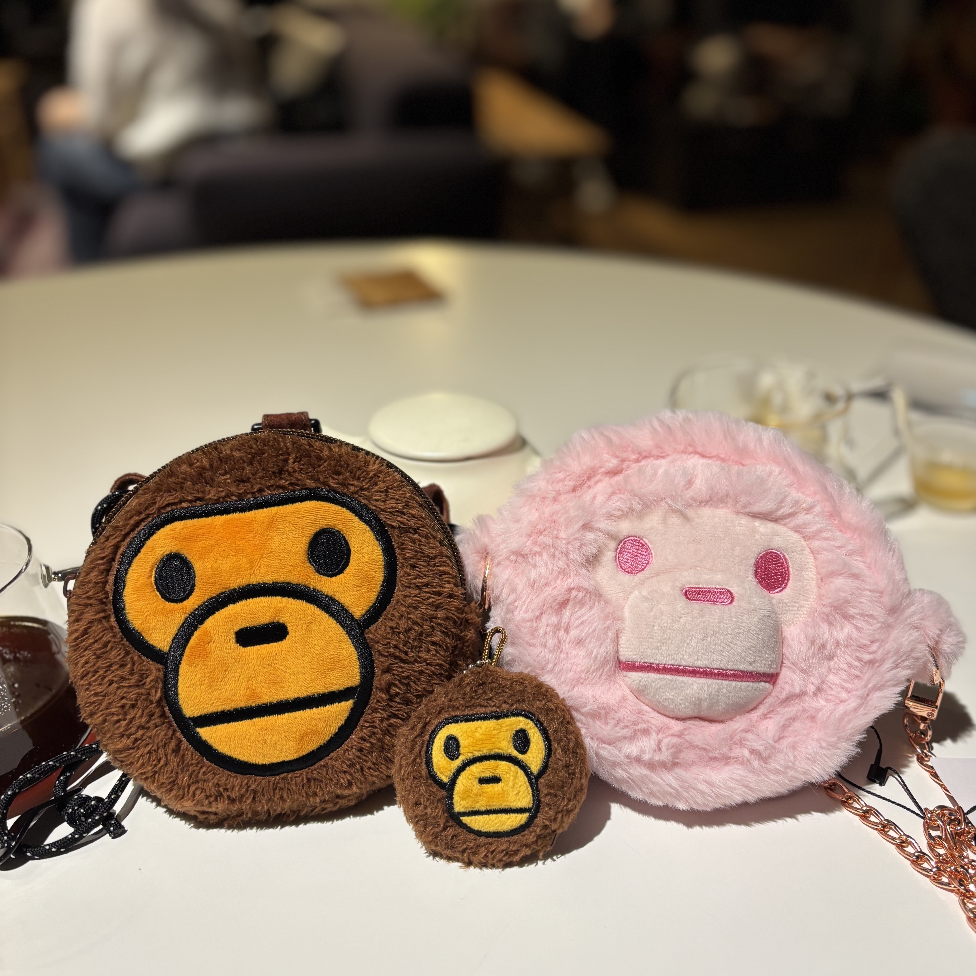 BAPE Baby Milo Plush Crossbody Bag Pink 착용 스타일 - 1