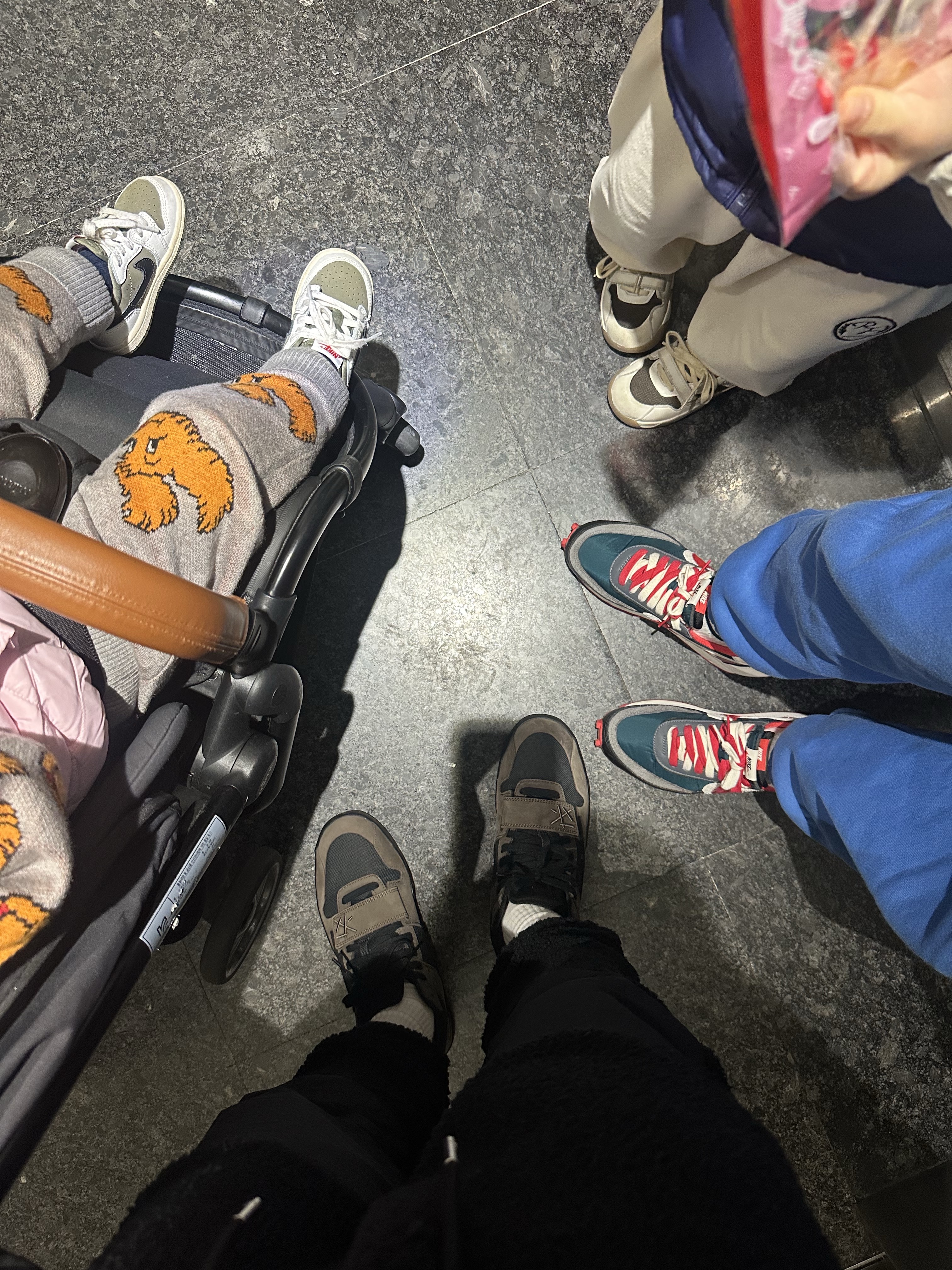 Jordan x Travis Scott Jumpman Jack TR Black and Dark Mocha, Nike x Sacai x Undercover LDWaffle Midnight Spruce University Red 착용 스타일