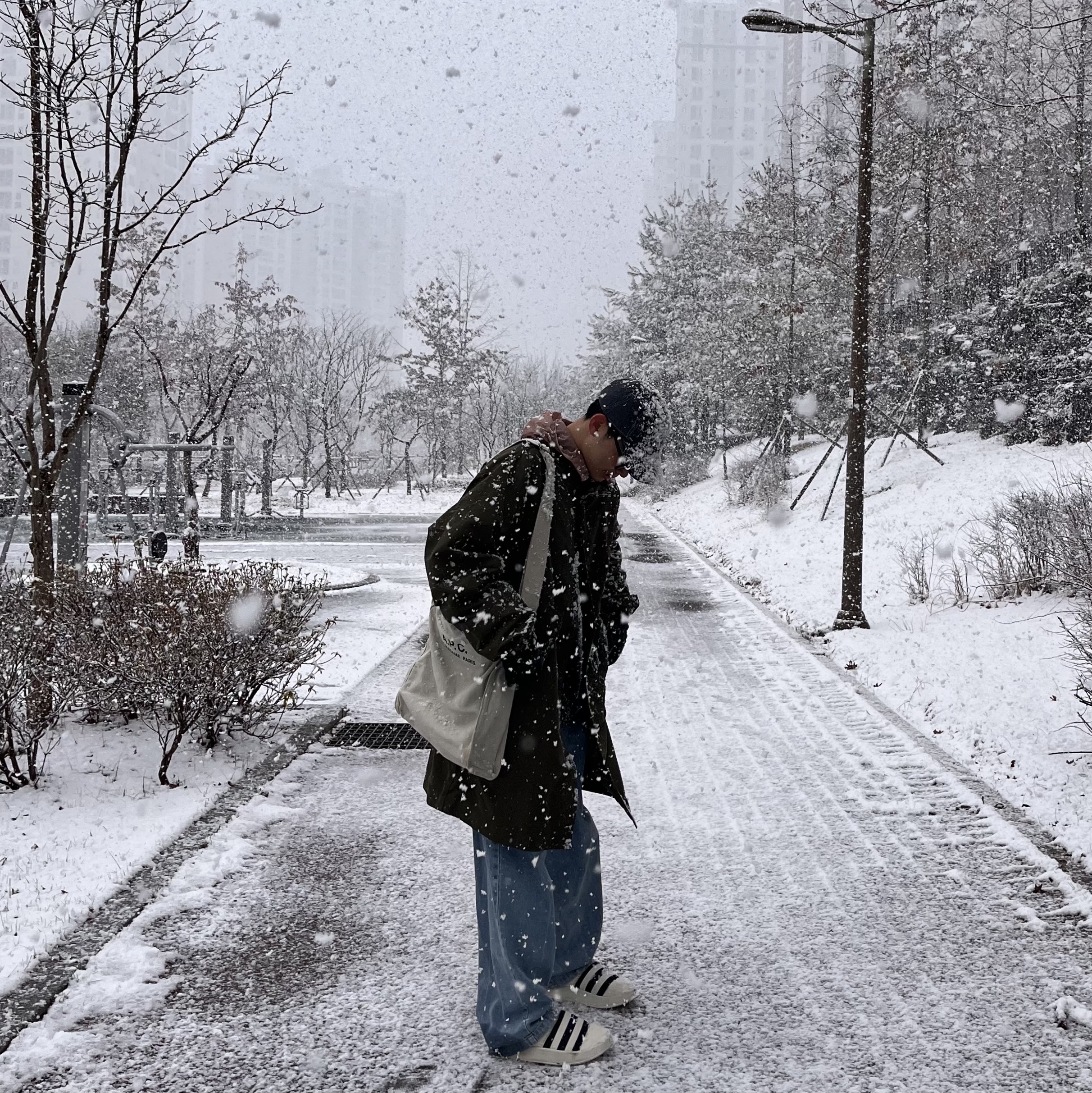 Adidas Puffylette Off White 착용 스타일 - 1