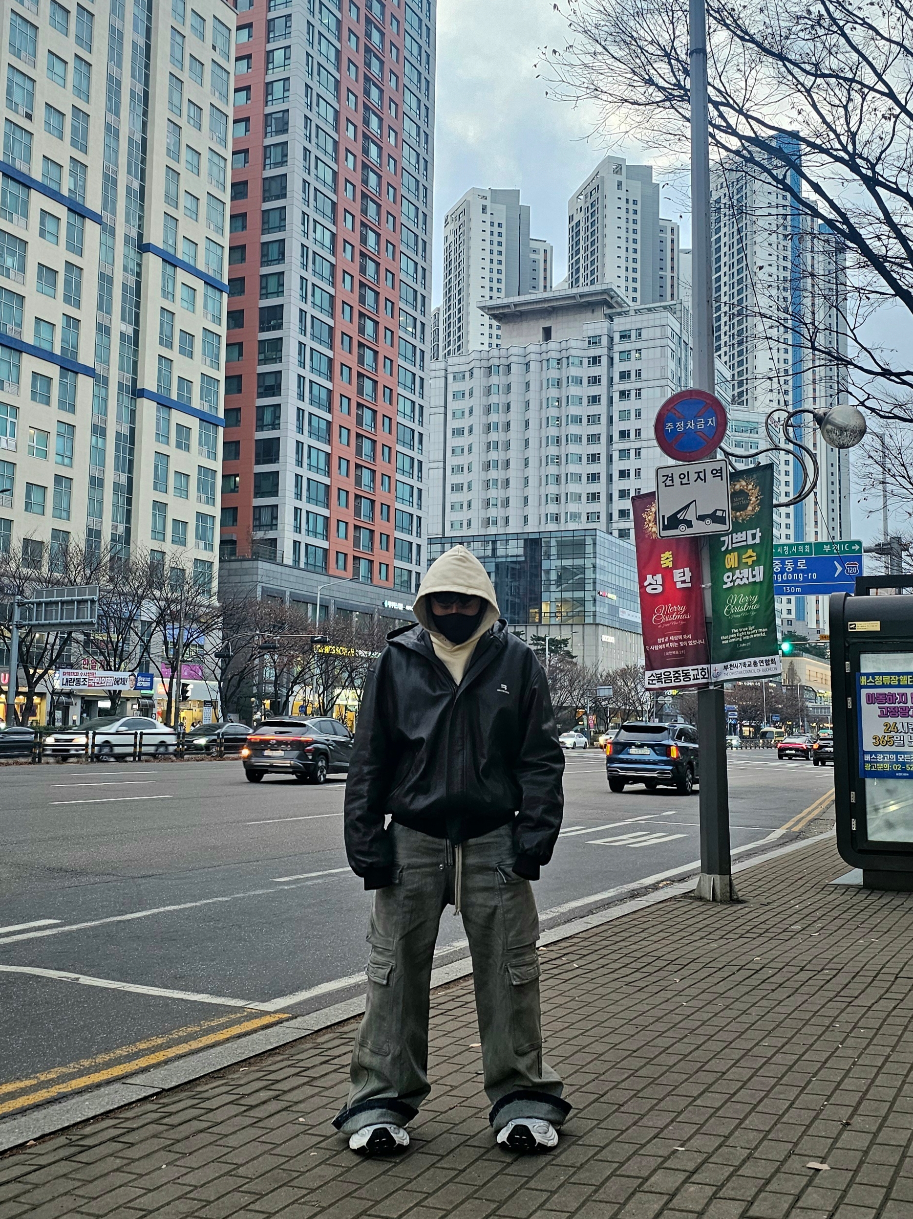 Balenciaga Sporty B Taxi Blouson Brown, Rick Owens Drkshdw Porterville Double Cargo Jumbo Belas in Stretch Denim Sky 착용 스타일 - 6