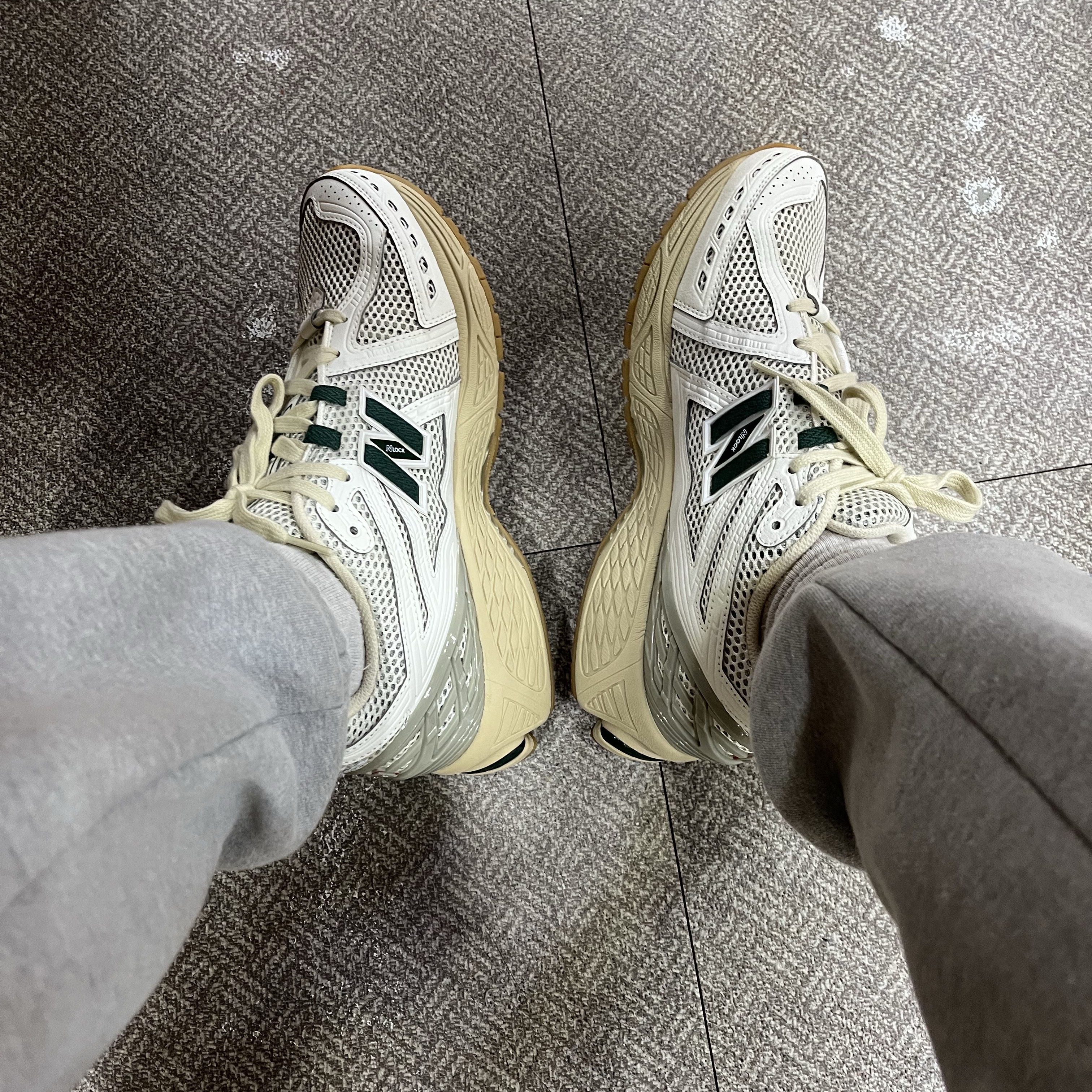 New Balance 1906R Silver Green 착용 스타일