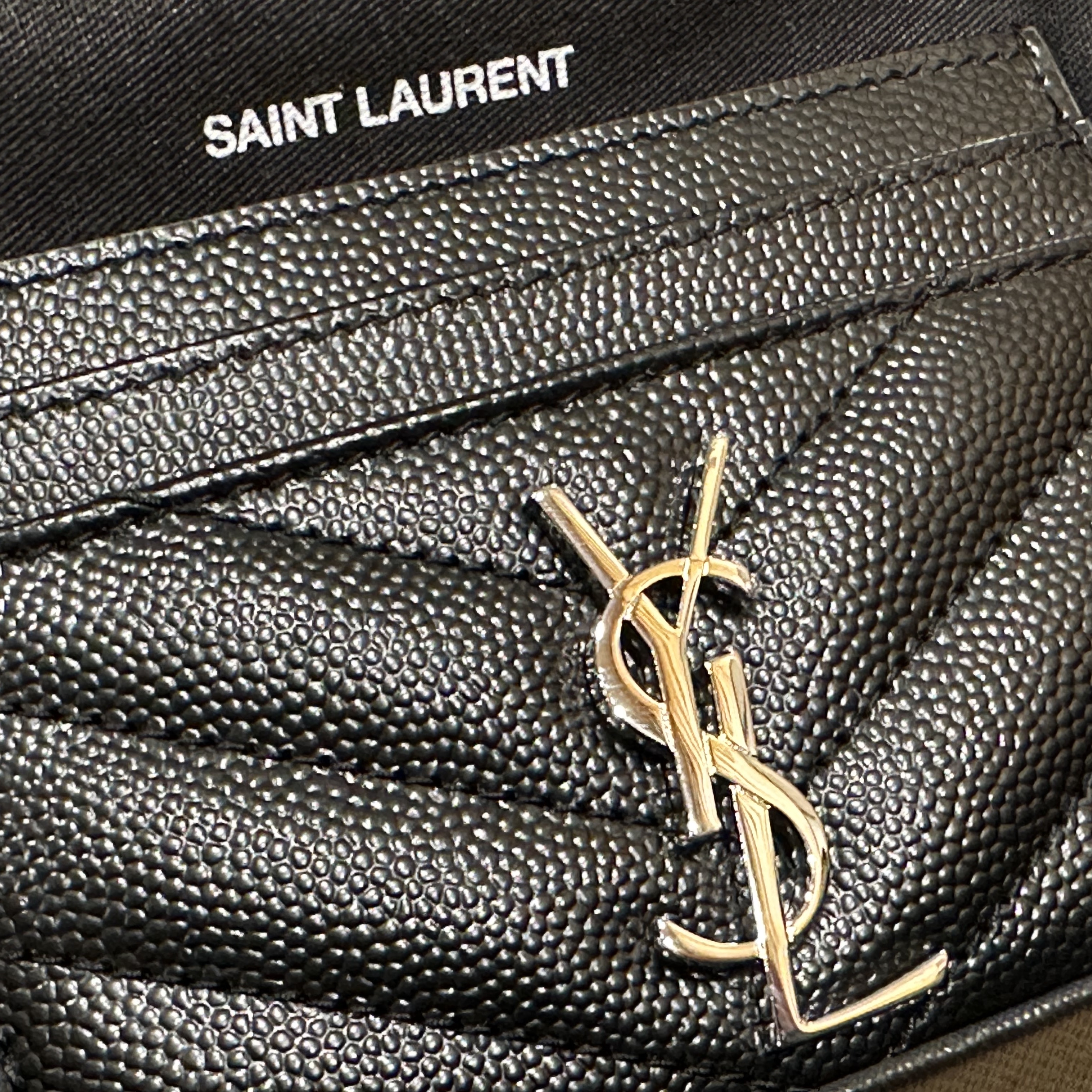 Saint Laurent Cassandre Matelasse Card Case in Grain De Poudre Embossed Leather Black 착용 스타일