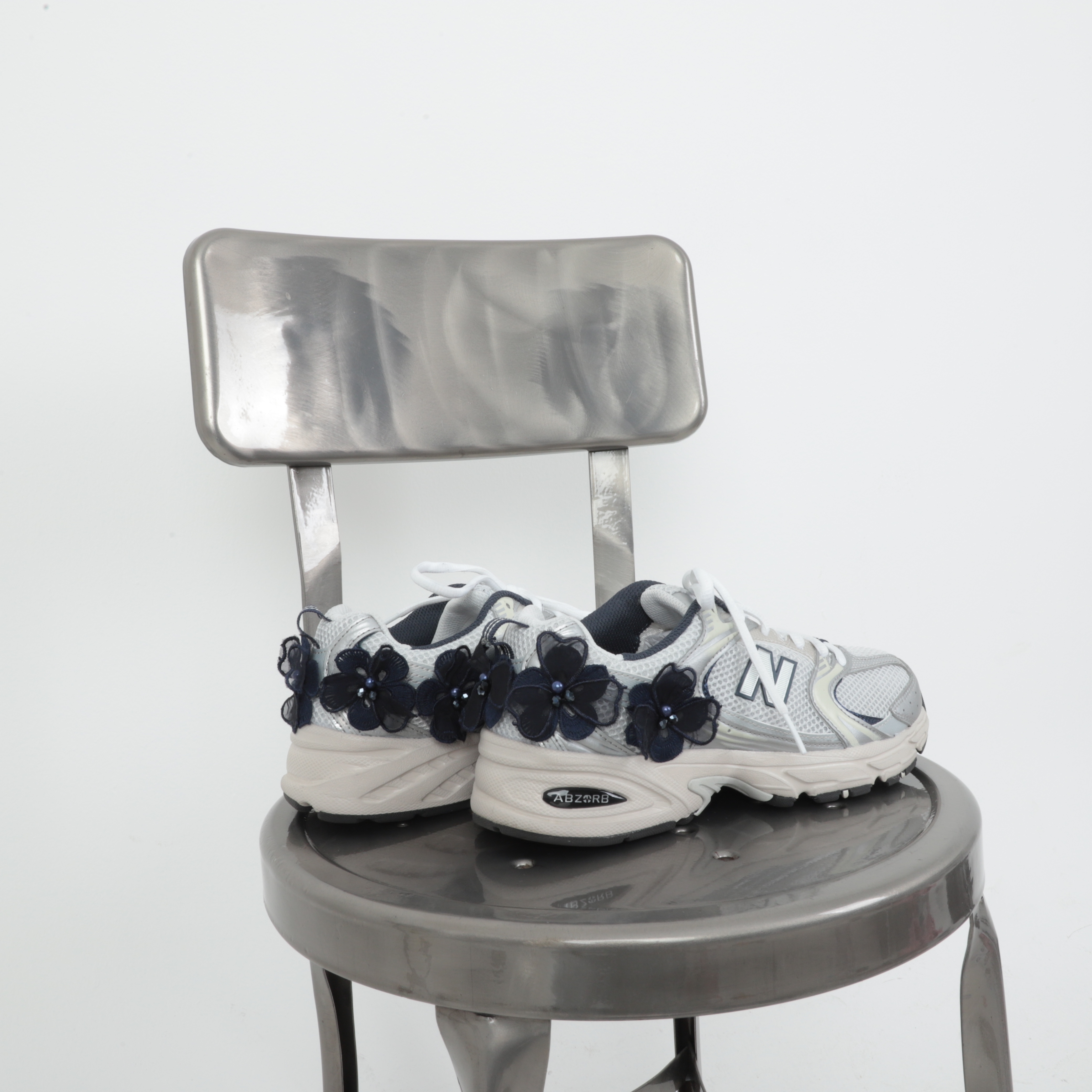 New Balance 1906R Harbor Grey Silver Metalic, New Balance 860v2 Black Grey 착용 스타일 - 3