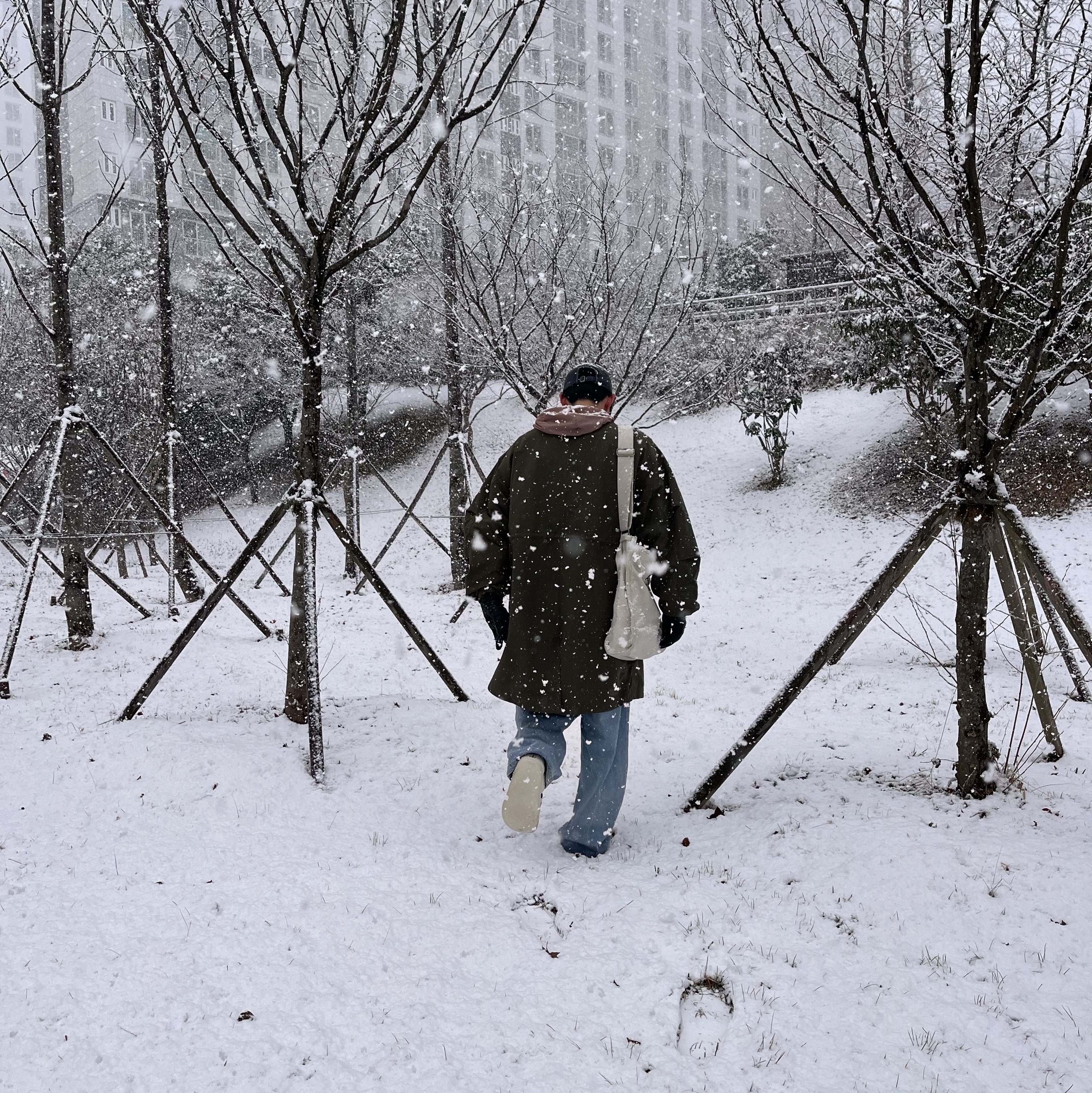 Adidas Puffylette Off White 착용 스타일 - 5